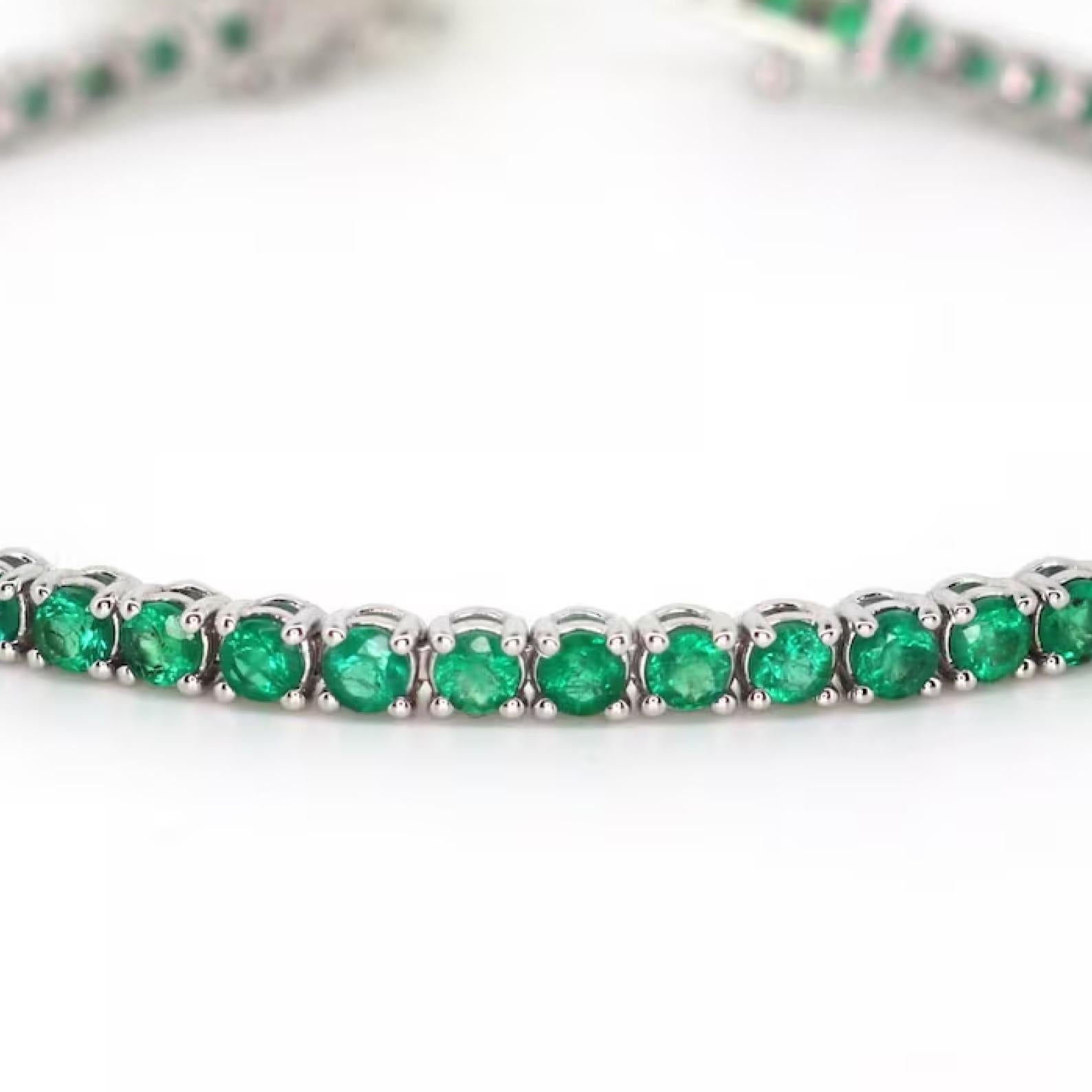 18K White Gold Natural Emerald Tennis Bracelet In New Condition For Sale In Bangkok, TH