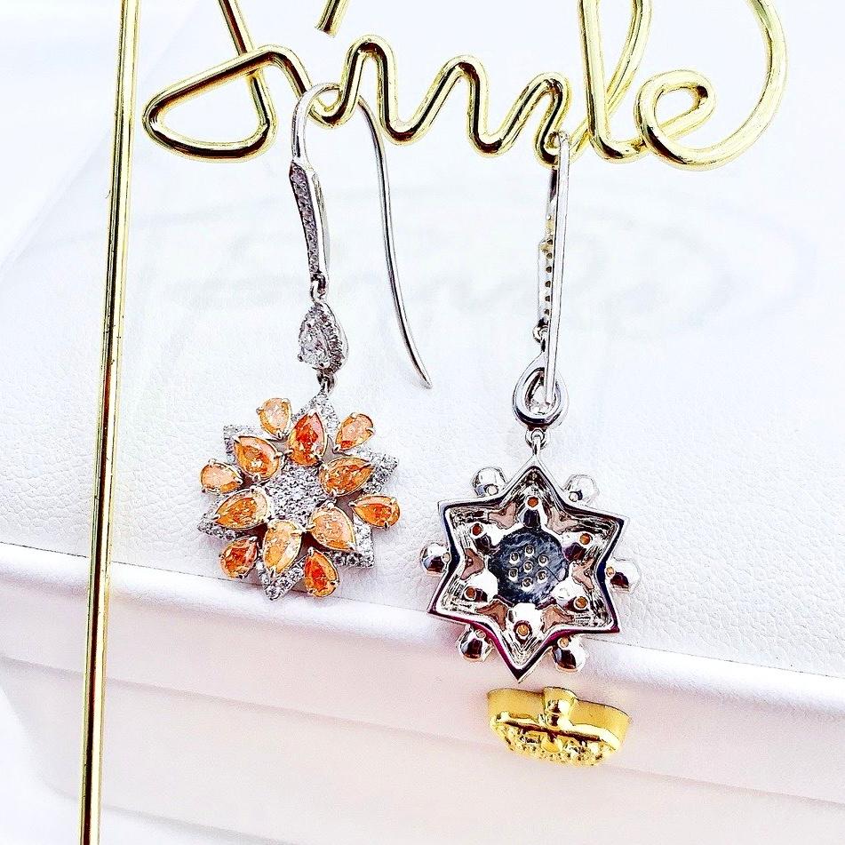 18K White Gold Natural Fancy Orange Diamond Sunflower Earrings with Diamonds In New Condition For Sale In Kowloon, HK