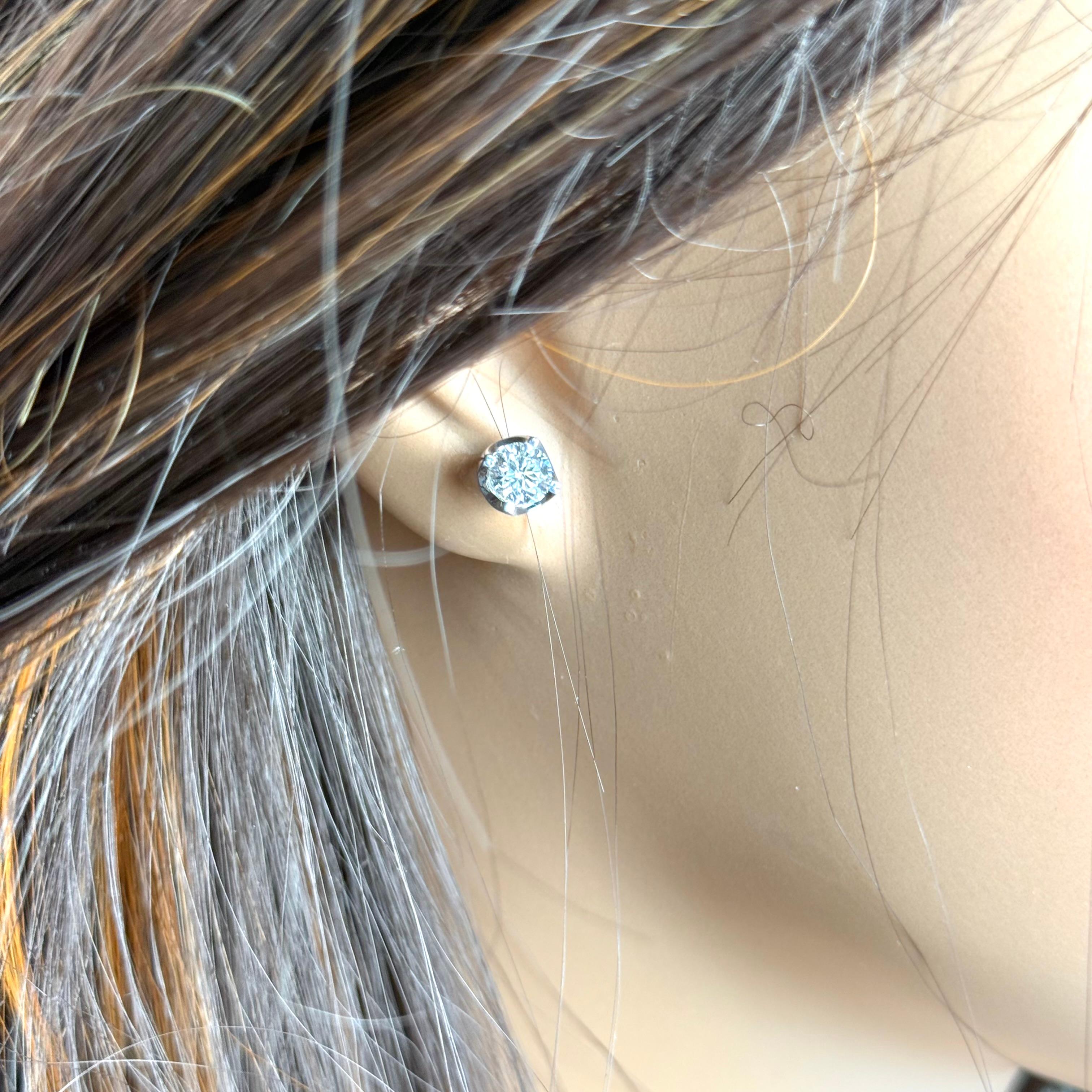 18K White Gold Natural GIA Certified Diamond Stud Earrings 0.93 Carats For Sale 3