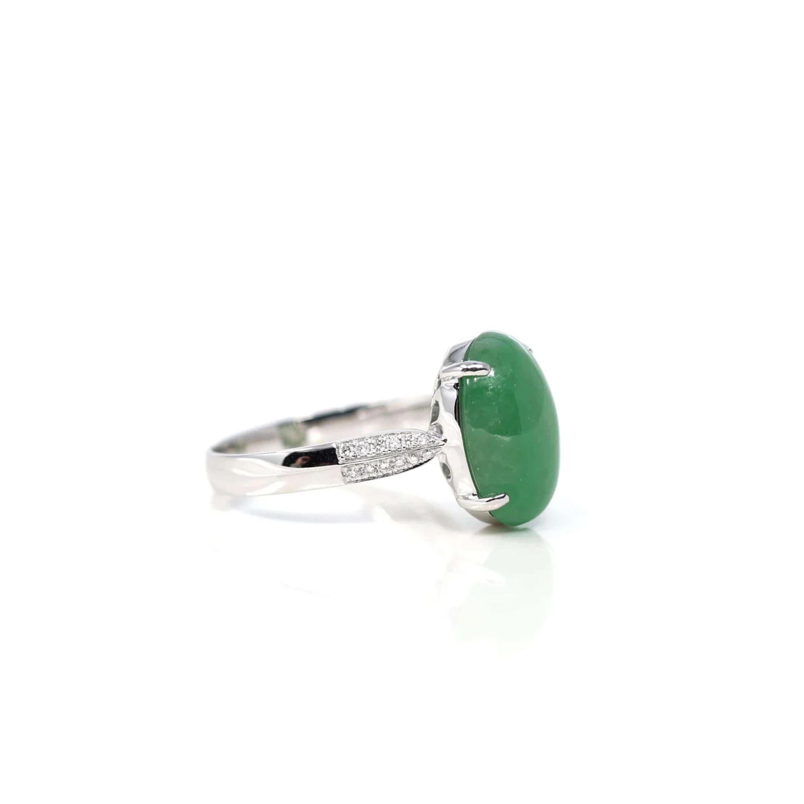 * DESIGN ORIGINAL --- Inspiré par la beauté naturelle de la véritable jadéite verte impériale birmane, la riche et belle couleur vert pomme ne se trouve sur aucune autre pierre. Cette bague de fiançailles unique en son genre associe la beauté