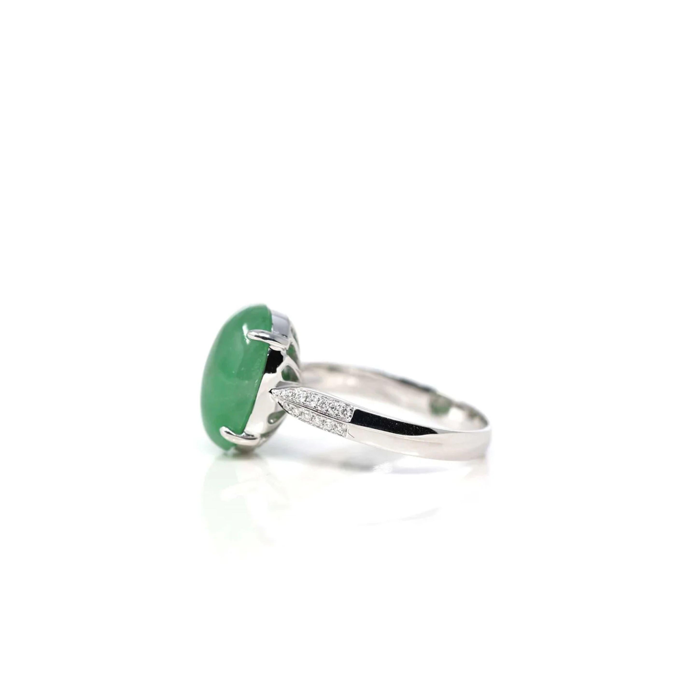 Taille cabochon Bague de fiançailles en or blanc 18 carats, jadéite verte ovale impériale naturelle et diamant en vente