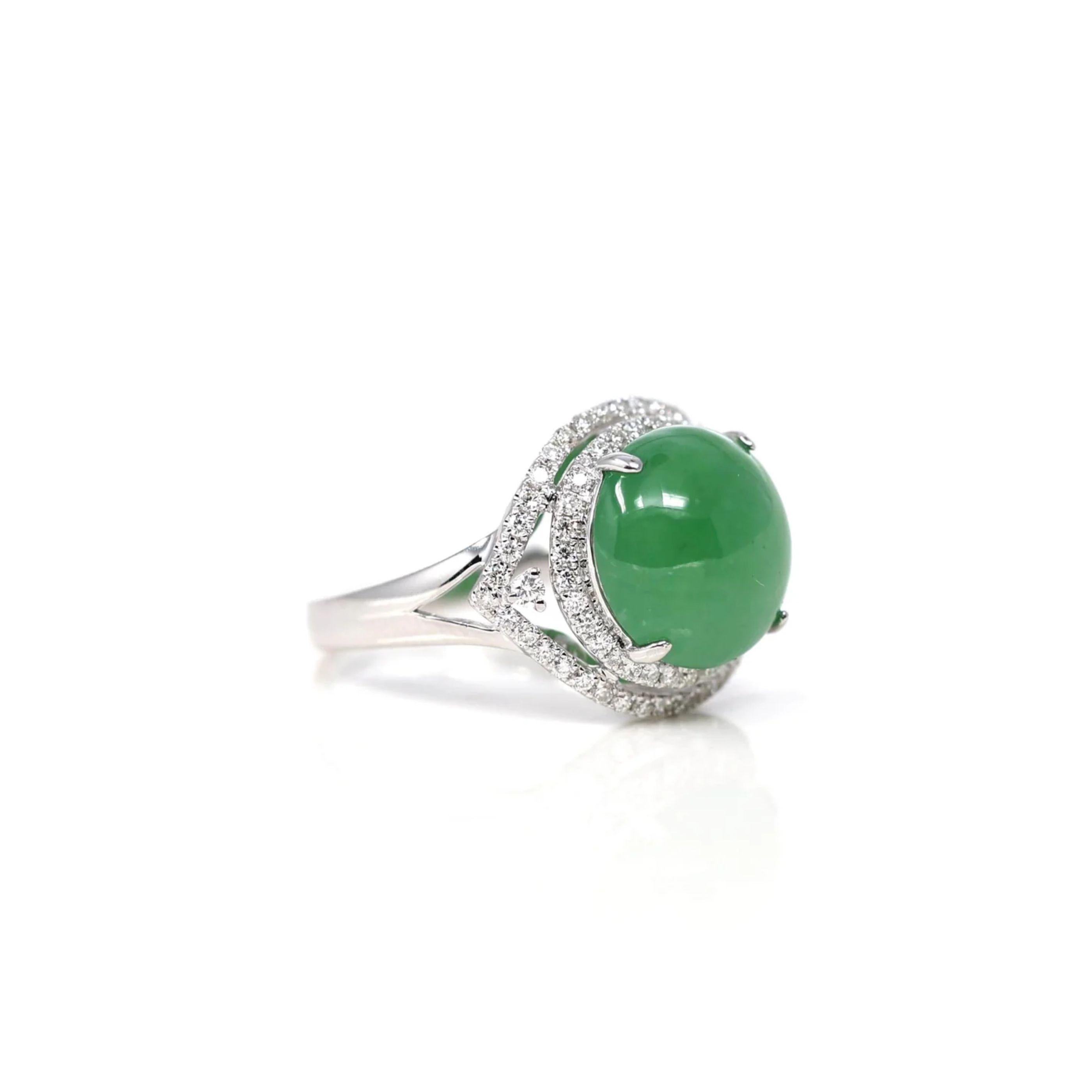 * ORIGINAL DESIGN --- Inspiriert von der natürlichen Schönheit des echten burmesischen Imperial Green Jadeit, ist die satte, schöne apfelgrüne Farbe auf keinem anderen Stein zu finden. Dieser einmalige Verlobungsring verbindet die natürliche