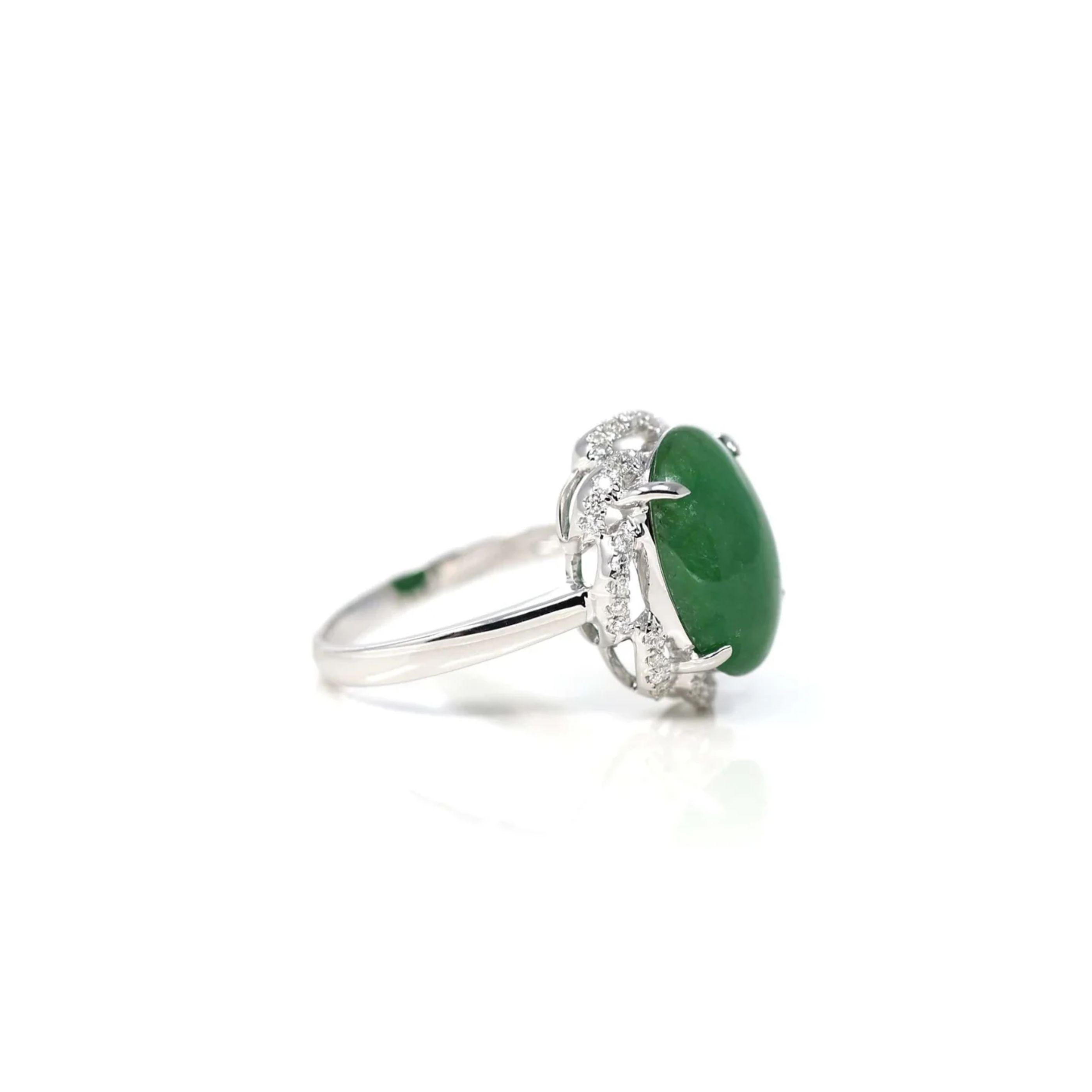 * ORIGINAL DESIGN --- Inspiriert von der natürlichen Schönheit des echten burmesischen Imperial Green Jadeit, ist die satte, schöne apfelgrüne Farbe auf keinem anderen Stein zu finden. Dieser einmalige Verlobungsring verbindet die natürliche