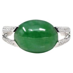 Anello di fidanzamento con giada ovale di giada verde imperial naturale in oro bianco 18k con diamanti