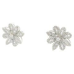 Ohrringe aus 18 Karat Weißgold mit natürlichen runden und Baguette-Diamanten in Blumenform
