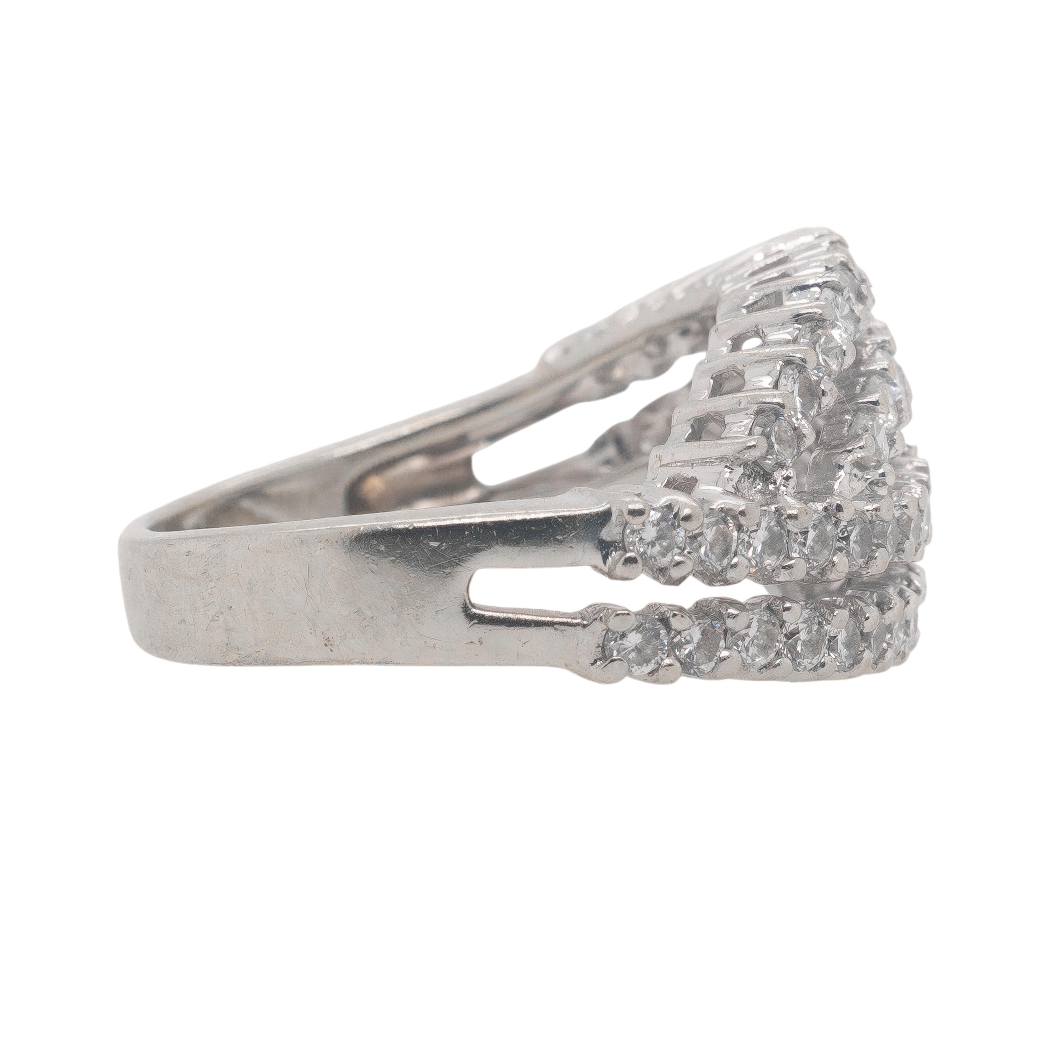 Women's or Men's 18k White Gold Natural Round Brilliant Diamond Ring For Sale