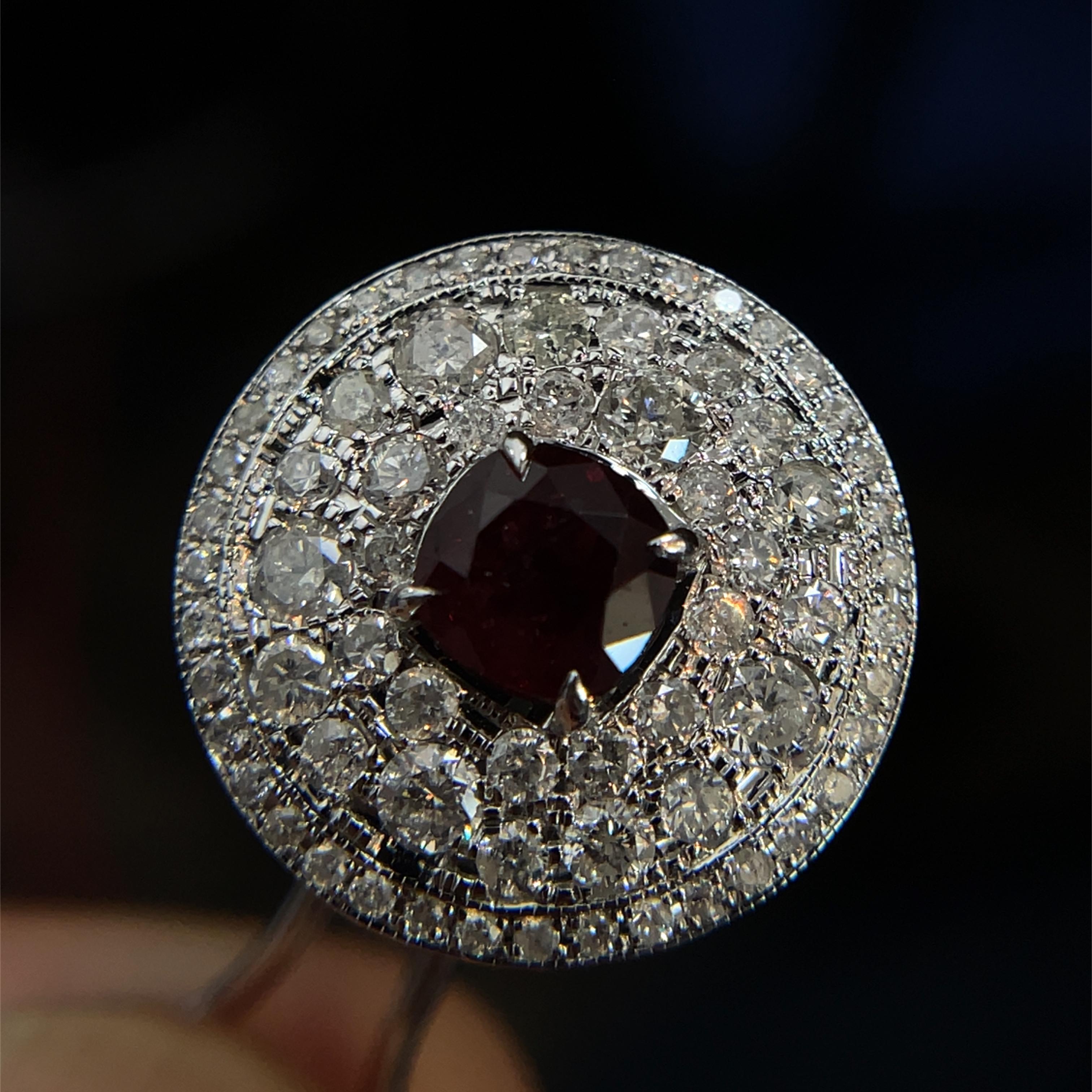 Découvrez la beauté exquise de ces boucles d'oreilles en rubis (non chauffés) et diamants, conçues pour rehausser n'importe quelle tenue. D'un poids de 2,04ct, les rubis rouges vibrants sont entourés d'un halo de diamants étincelants d'un poids de
