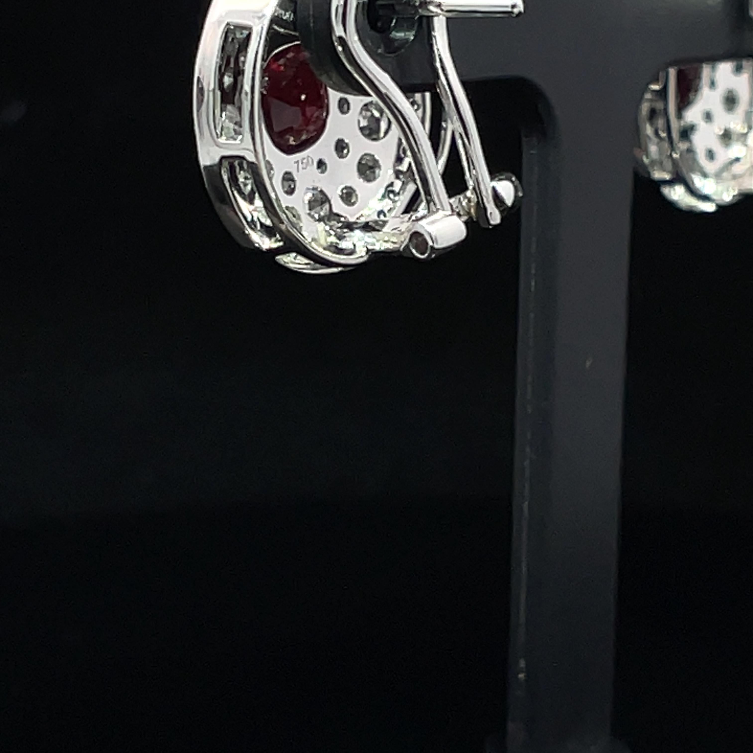 Taille ronde Boucles d'oreilles halo en or blanc 18k avec rubis naturel et diamants en vente