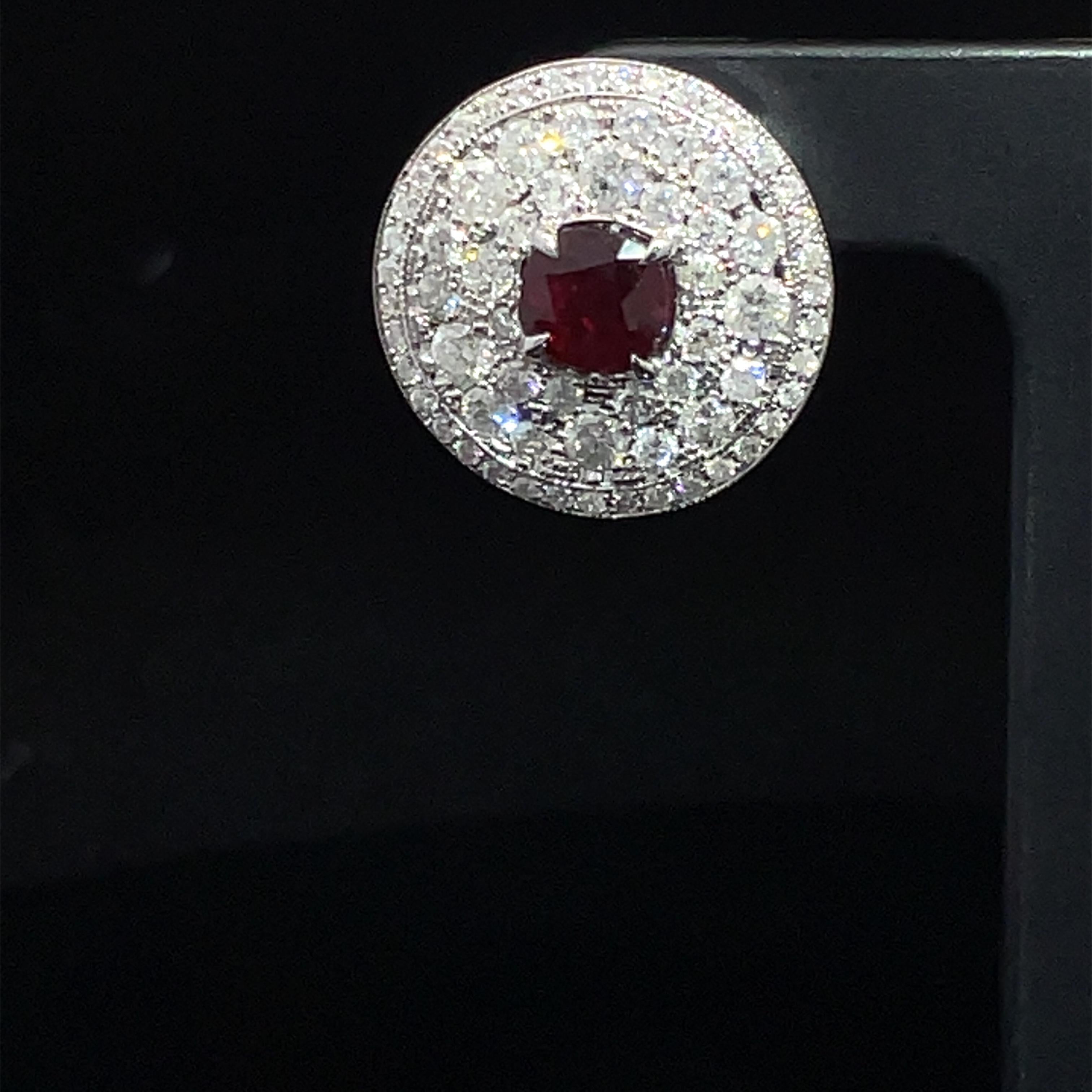 Boucles d'oreilles halo en or blanc 18k avec rubis naturel et diamants Neuf - En vente à New York, NY