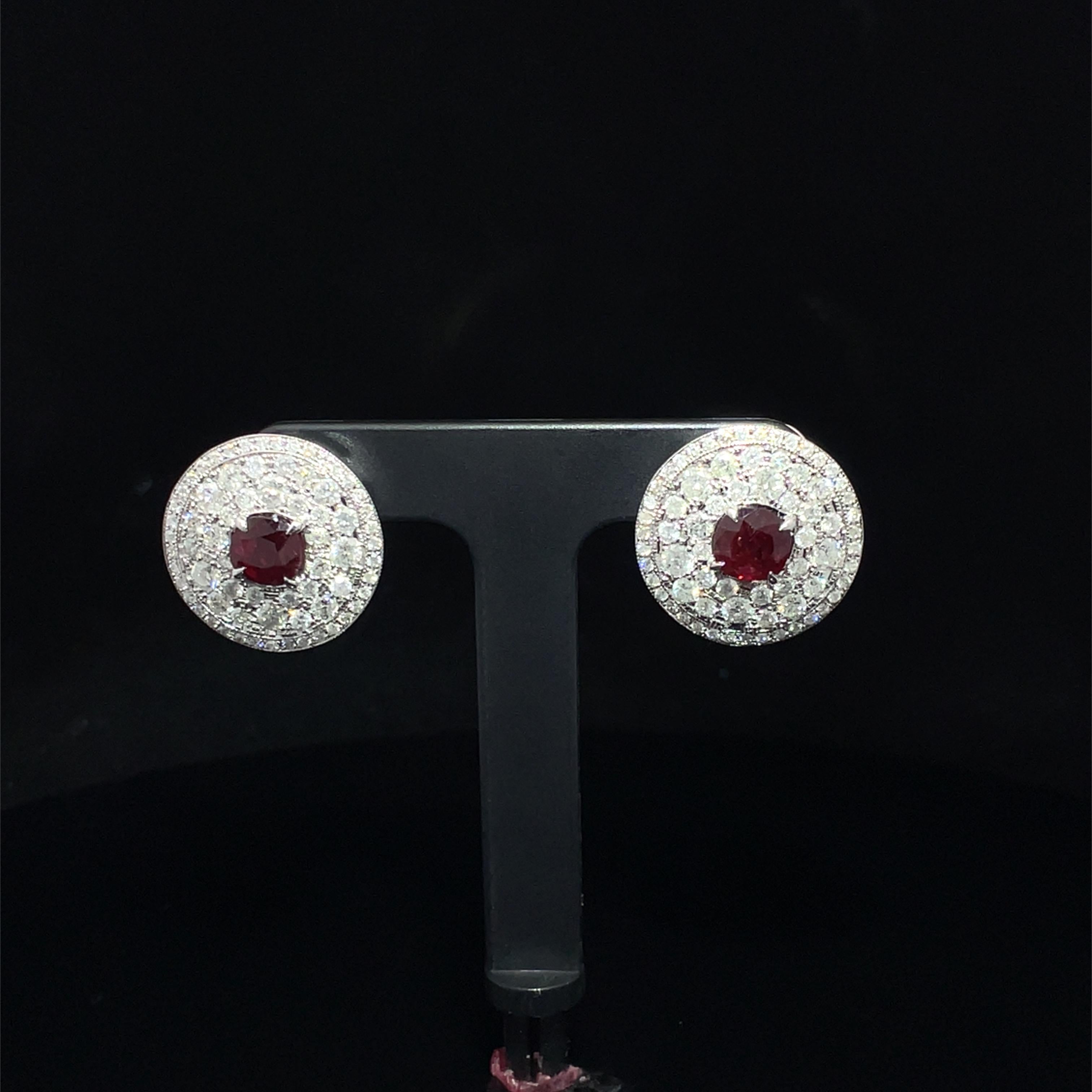 Boucles d'oreilles halo en or blanc 18k avec rubis naturel et diamants Unisexe en vente