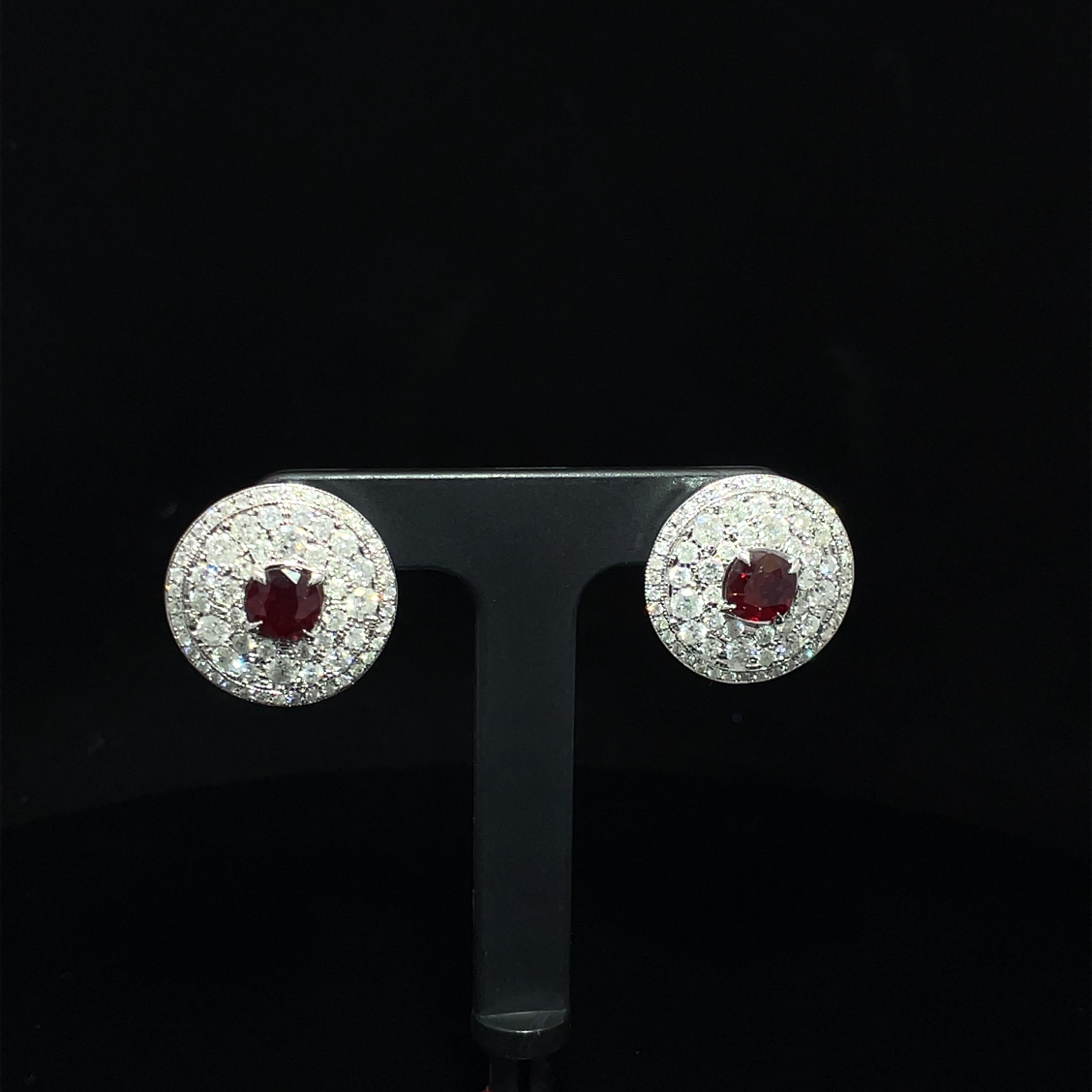 Boucles d'oreilles halo en or blanc 18k avec rubis naturel et diamants en vente 3