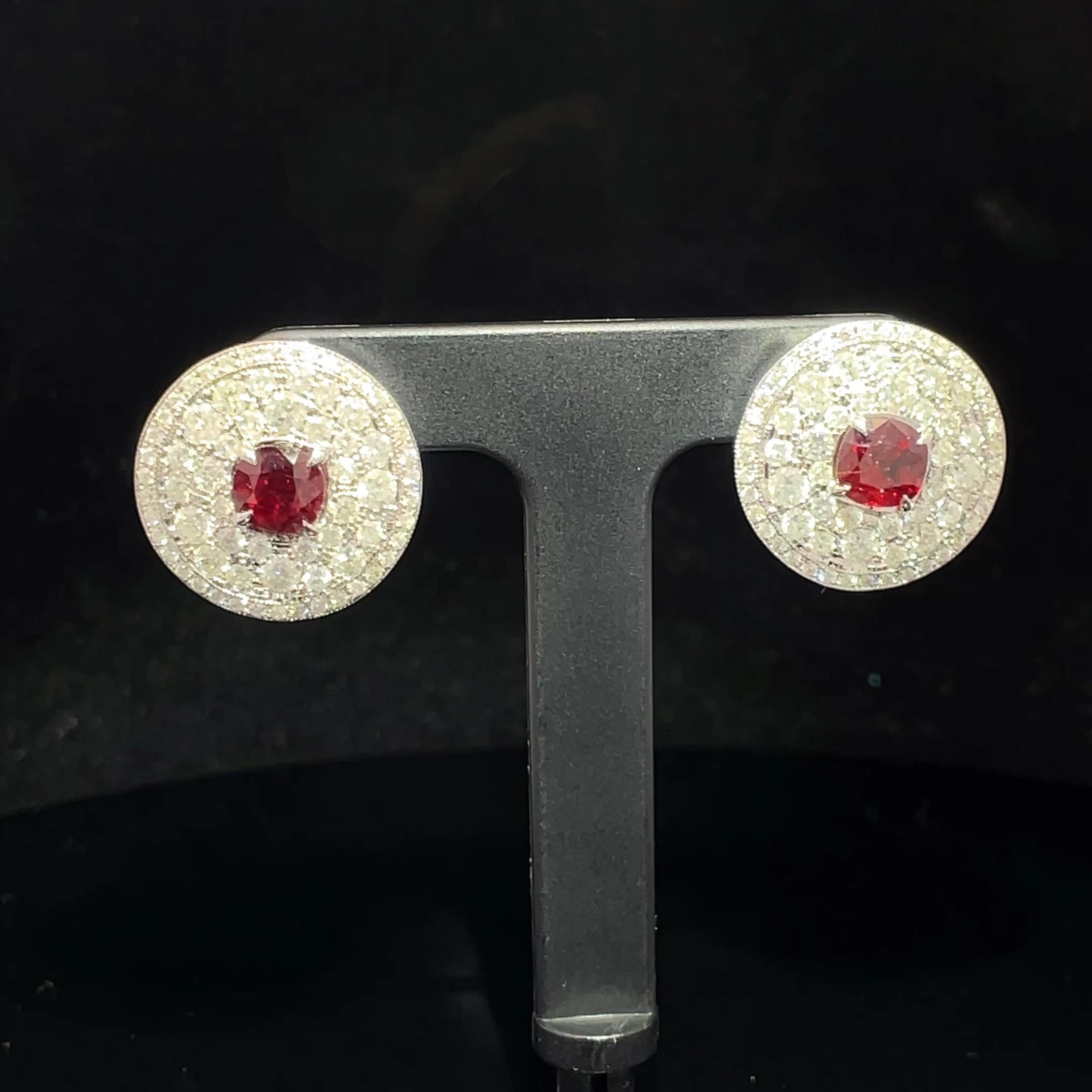 Boucles d'oreilles halo en or blanc 18k avec rubis naturel et diamants en vente 4