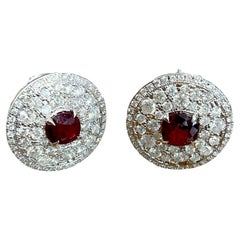 Orecchini a cerchio con rubino naturale e diamanti in oro bianco 18k
