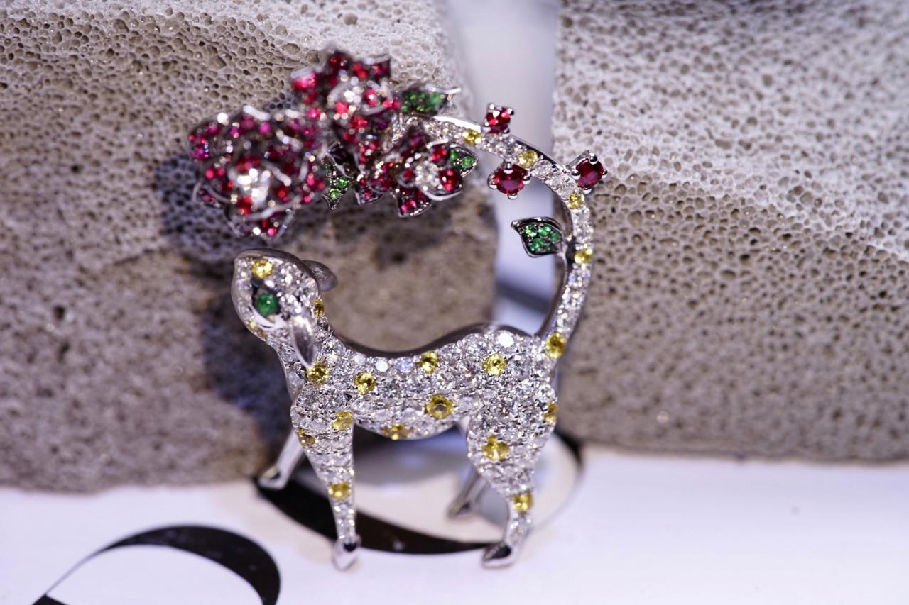 Moderno Spilla in oro bianco 18K con rubino naturale e smeraldo, cervo e foresta con diamanti in vendita