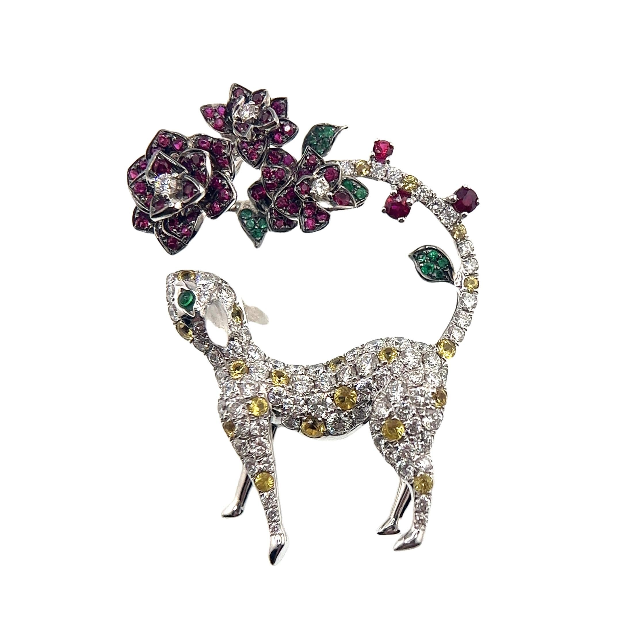 Taglio rotondo Spilla in oro bianco 18K con rubino naturale e smeraldo, cervo e foresta con diamanti in vendita