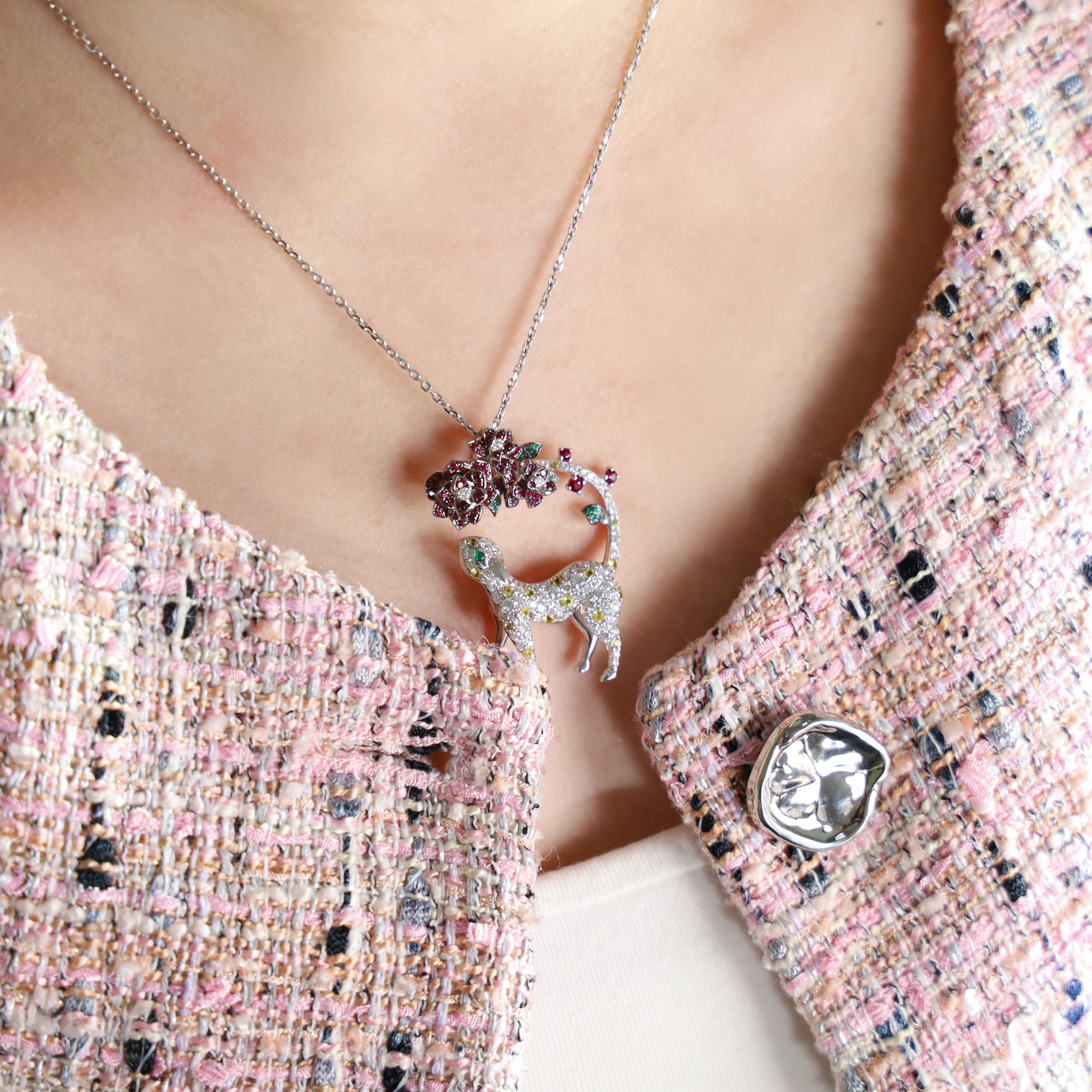 Spilla in oro bianco 18K con rubino naturale e smeraldo, cervo e foresta con diamanti In condizioni Nuovo in vendita a Kowloon, HK