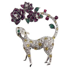 Broche cerf et forêt en or blanc 18 carats, rubis naturel et émeraude, sertie de diamants
