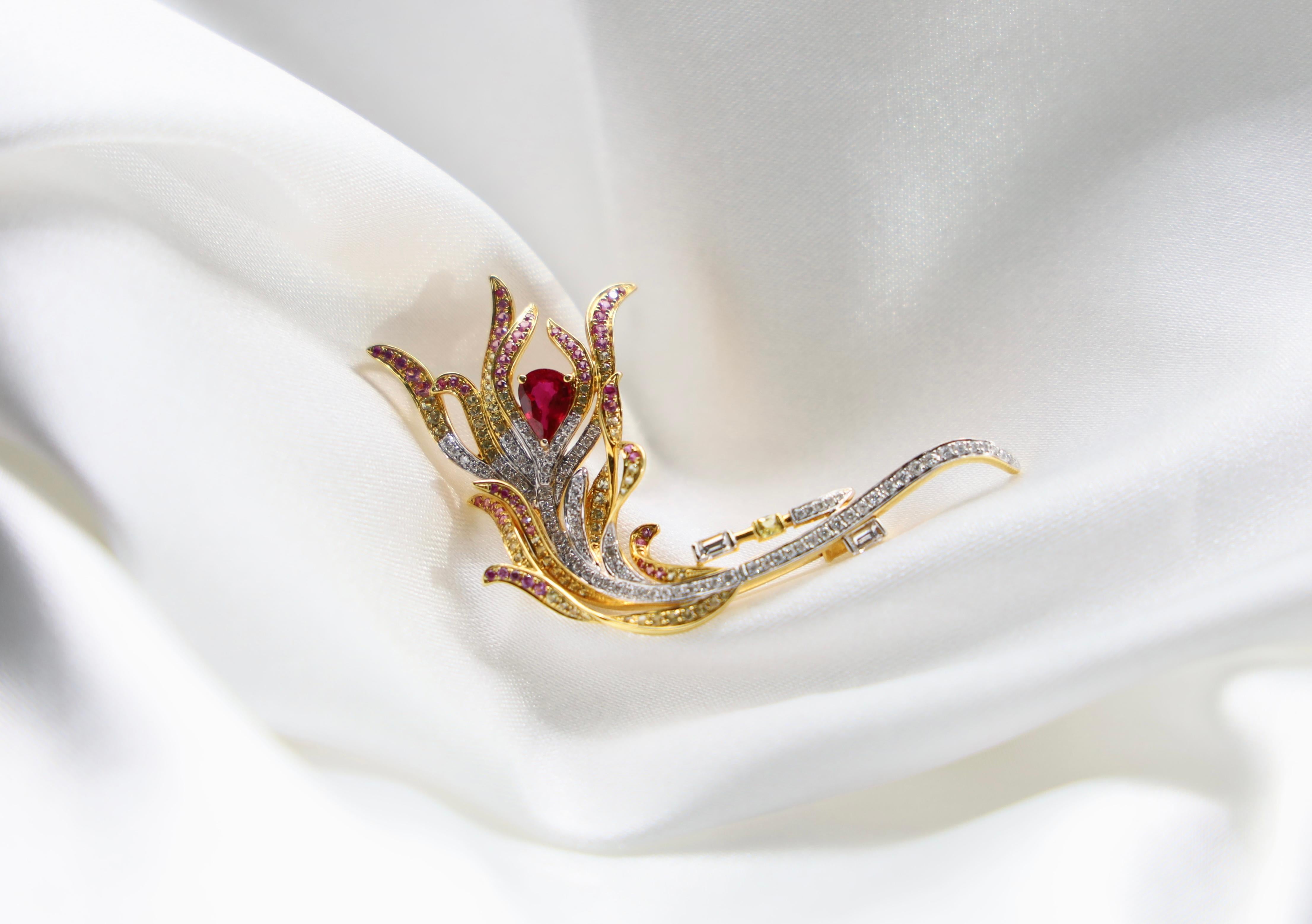 Colgante y broche flor de rubí natural y zafiro de oro blanco de 18 quilates con diamantes Corte cojín en venta