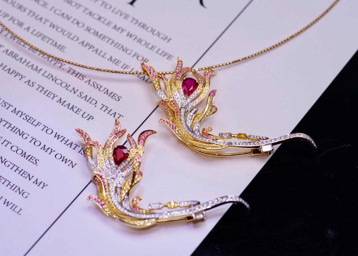 Colgante y broche flor de rubí natural y zafiro de oro blanco de 18 quilates con diamantes en Nuevo estado para la venta en Kowloon, HK