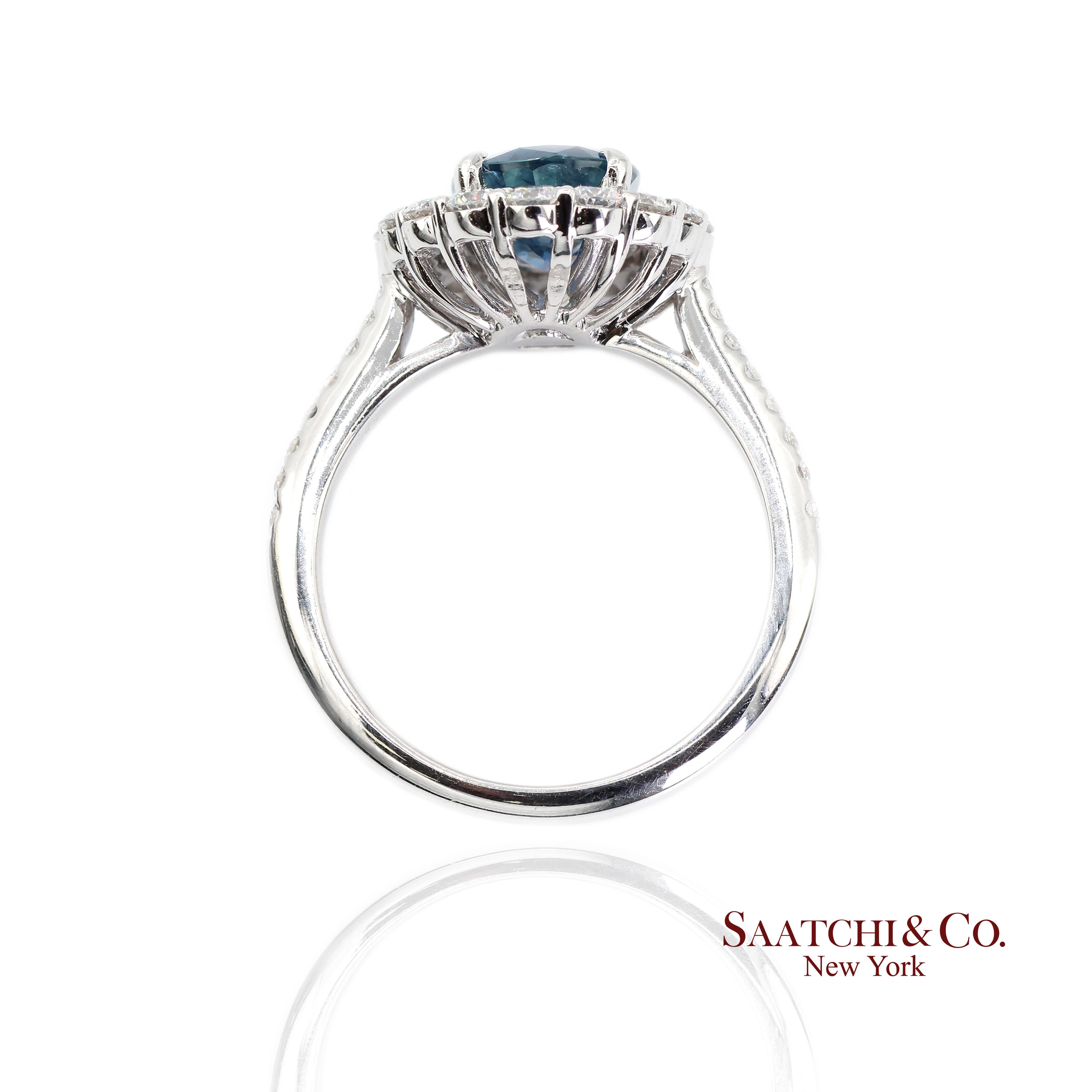 Anillo de oro blanco de 18 quilates con zafiro natural y diamantes en venta 5