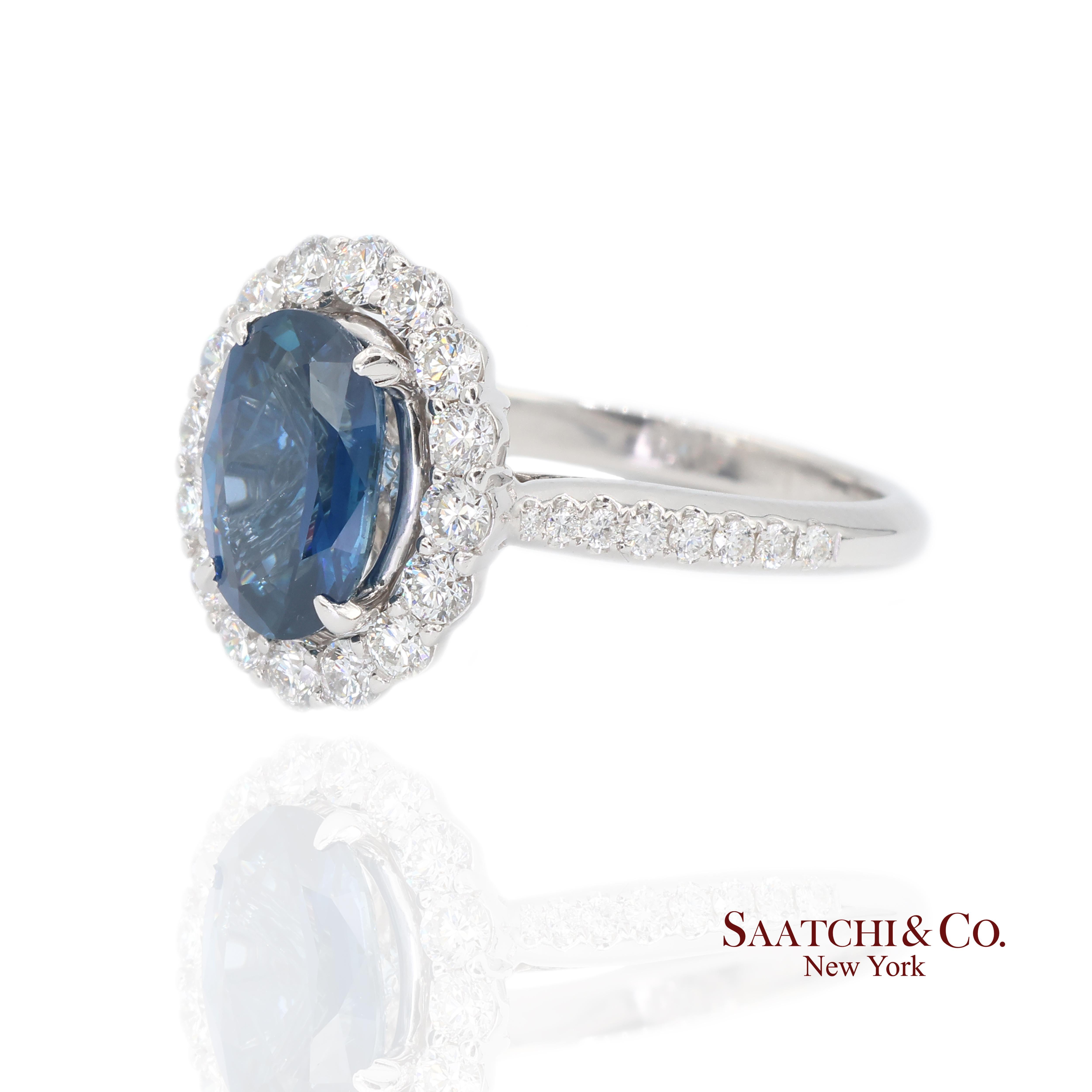 Anillo de oro blanco de 18 quilates con zafiro natural y diamantes Contemporáneo en venta