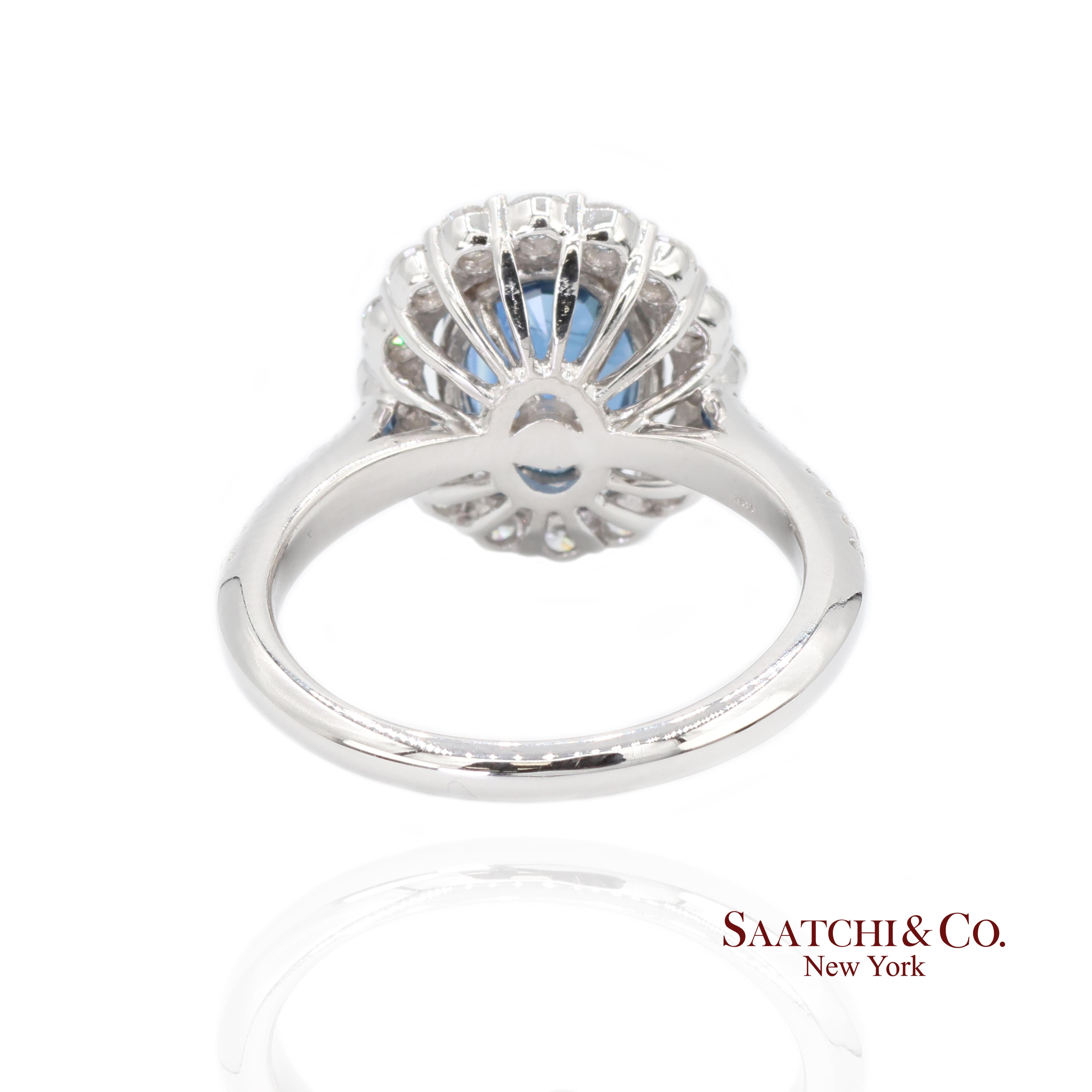 Taglio ovale Anello con zaffiro naturale e diamante in oro bianco 18 carati in vendita