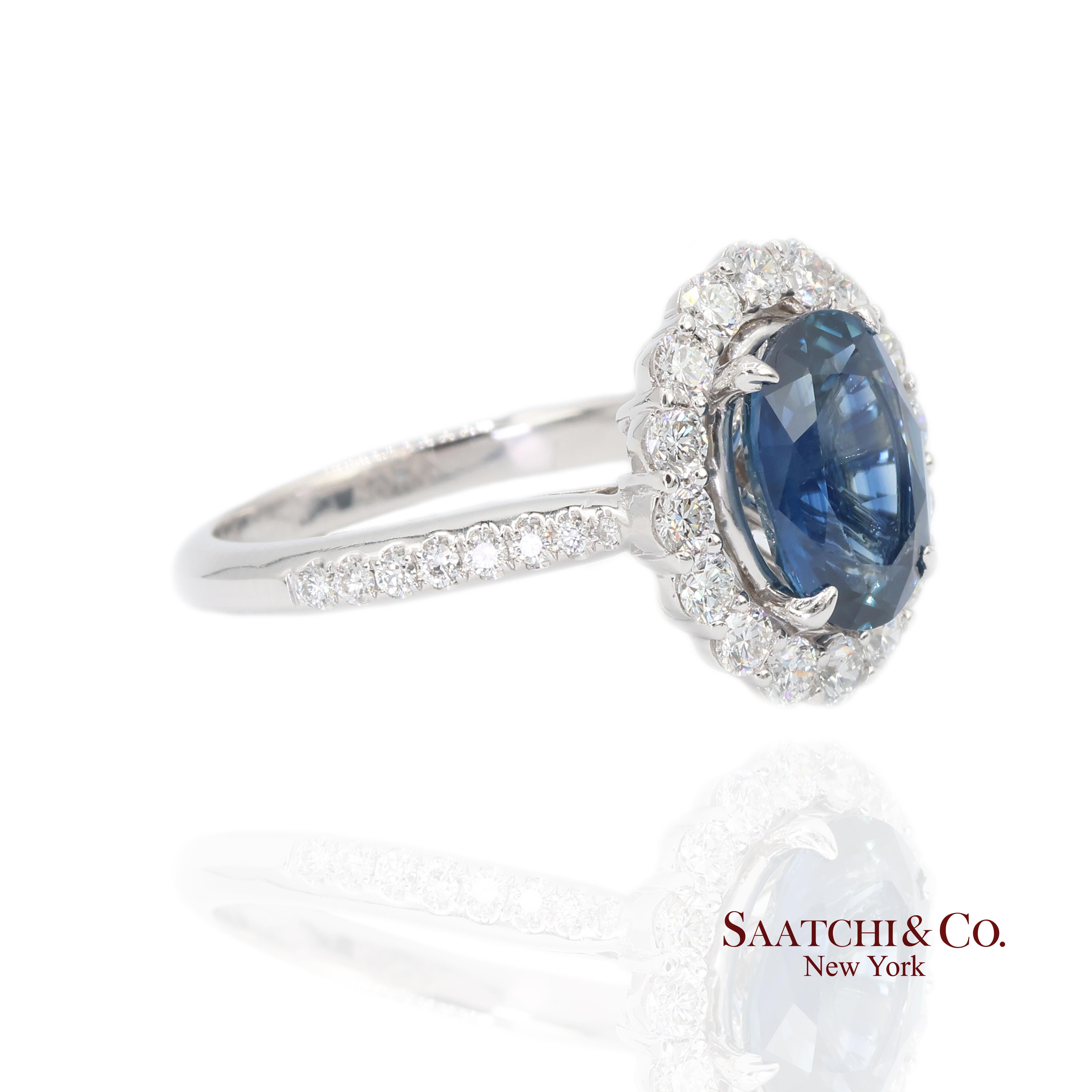 Anillo de oro blanco de 18 quilates con zafiro natural y diamantes Corte oval en venta