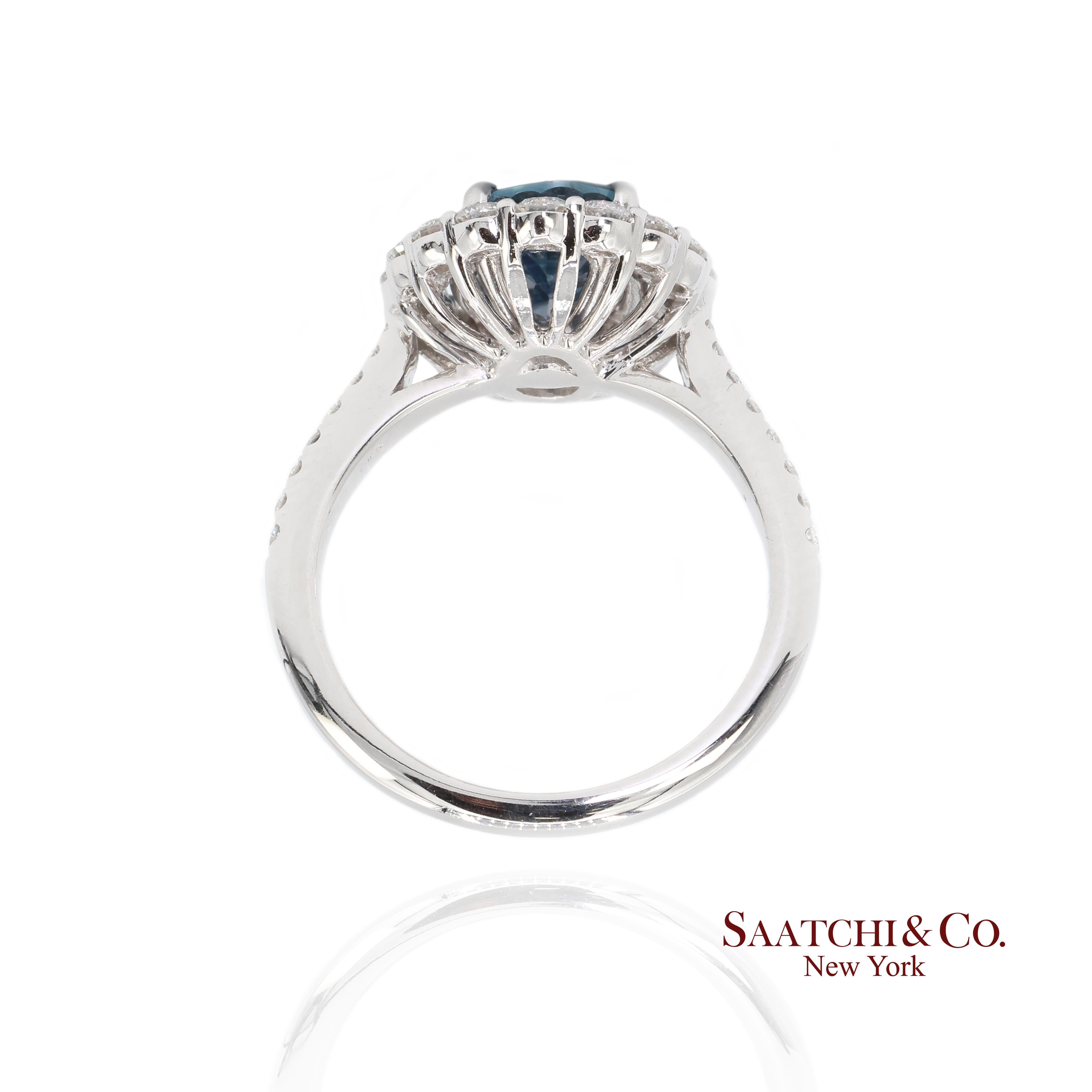 Anello con zaffiro naturale e diamante in oro bianco 18 carati In condizioni Nuovo in vendita a New York, NY