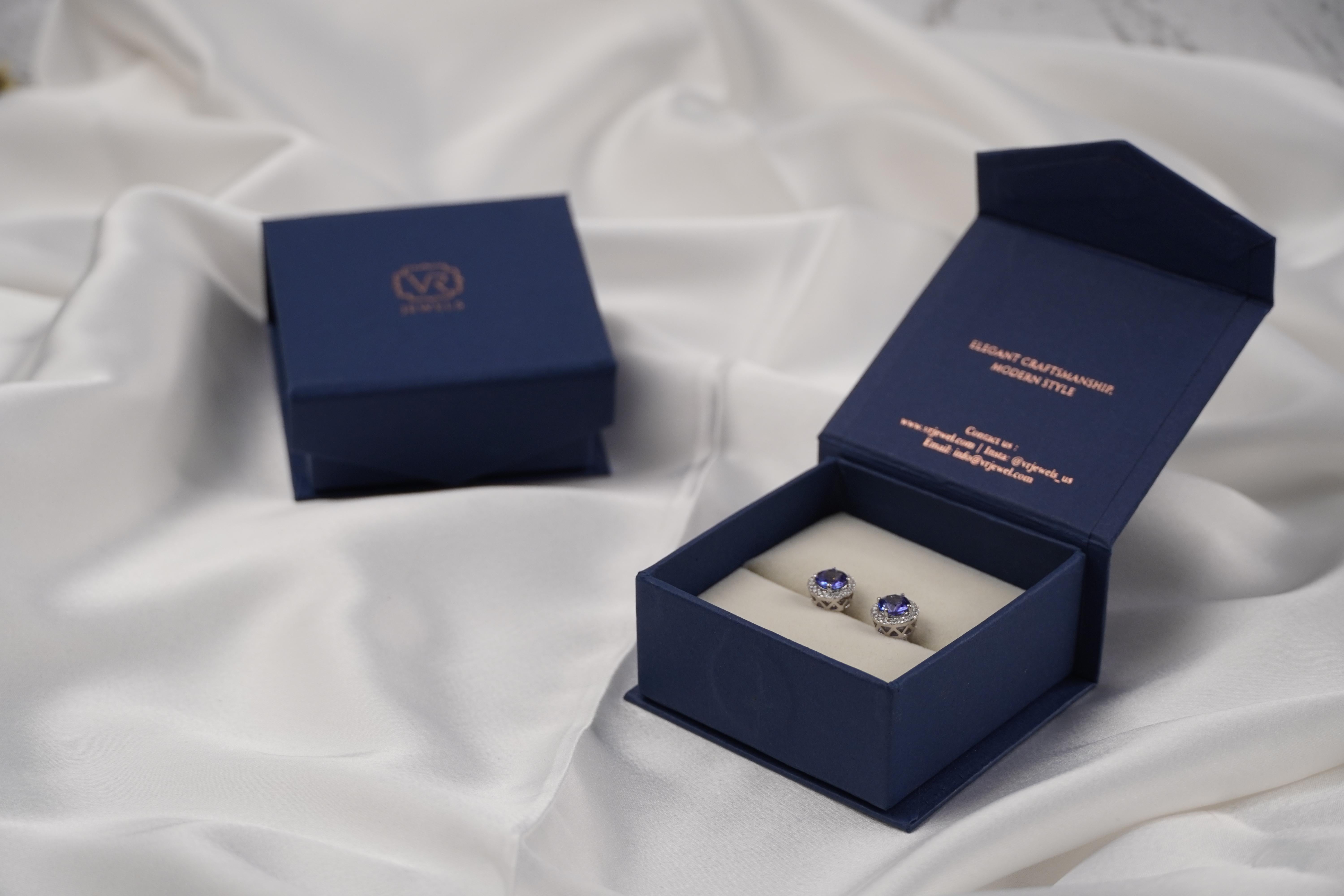 Orecchini di design con zaffiro blu naturale e diamanti in oro bianco 18 carati in vendita 3