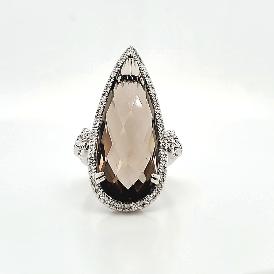 Ce chef-d'œuvre est réalisé en or blanc 18 carats de haute qualité et pèse 9,05 grammes.

Ce choix de métal n'est pas seulement synonyme de luxe mais aussi de durabilité, ce qui en fait un bien précieux pour les années à venir.

Le point central de