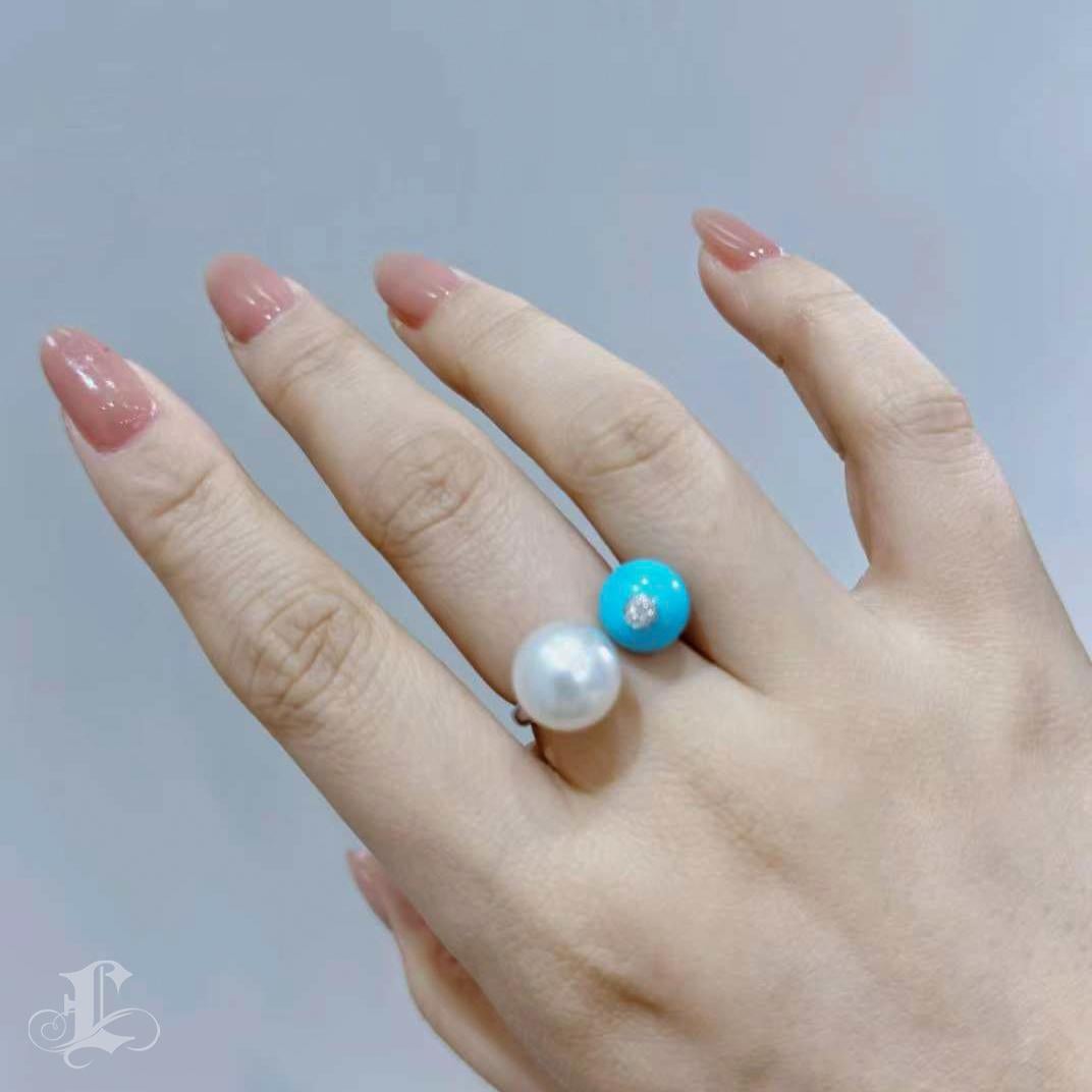 Celebrate the harmonious beauty of nature with this stunning dual-pearl ring. This piece is a masterful blend of elegance and vibrant charm, featuring a luminous 11-12mm Aurora South Sea pearl paired with an untreated, pure, natural turquoise