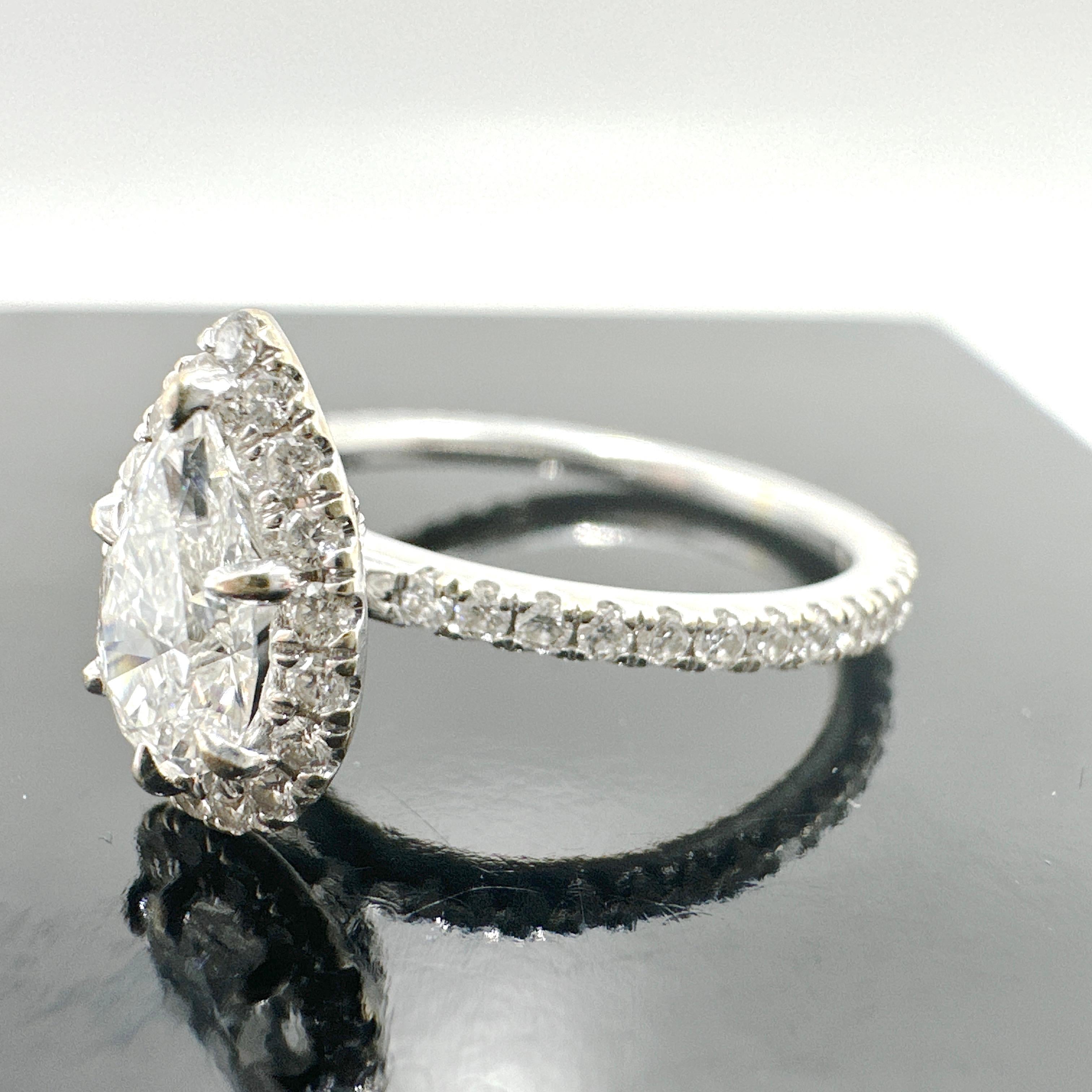 Hier ist eine schöne 18k Weißgold natürlichen Erde abgebaut Birne Diamant Halo Verlobungsring.

Dieser Ring enthält einen natürlichen Diamanten im Brillantschliff von 0,67 ct. mit den Maßen 7,80 mm x 4,80 mm x 3,00 mm. Der Diamant in der Mitte hat