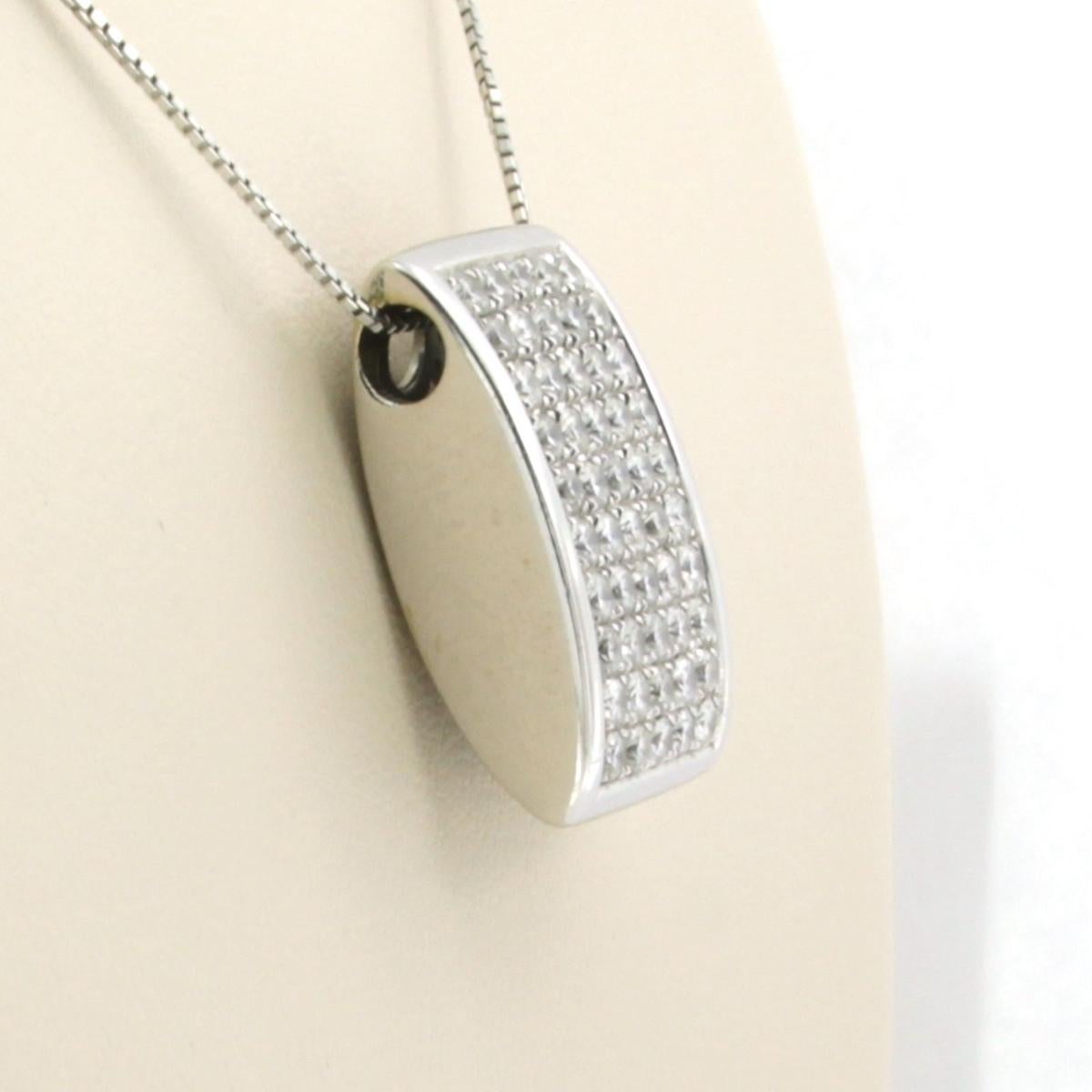 Collier en or blanc 18k avec pendentif serti de diamants taille brillant jusqu'à. 1.00ct - F/G - VS/SI - 42 cm de long

description détaillée :

Le collier mesure 42 cm de long et 0,8 mm de large.

la taille du pendentif est de 2,0 cm de long par