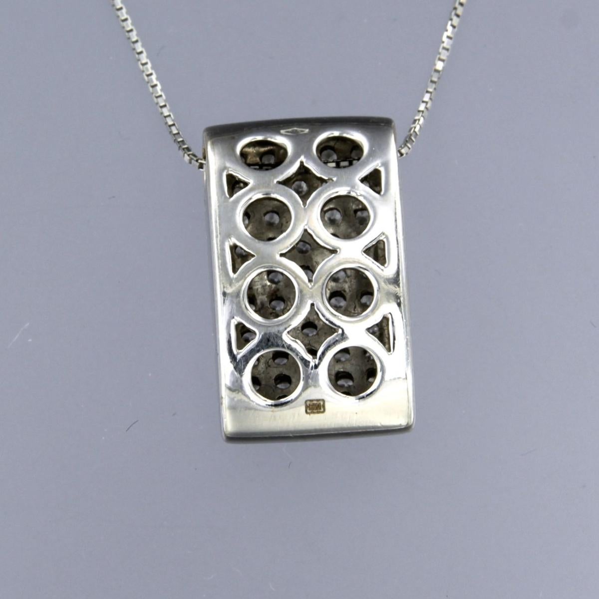 Moderne Collier et pendentif en or blanc 18k avec des diamants taille brillant jusqu'à. 1.00ct en vente