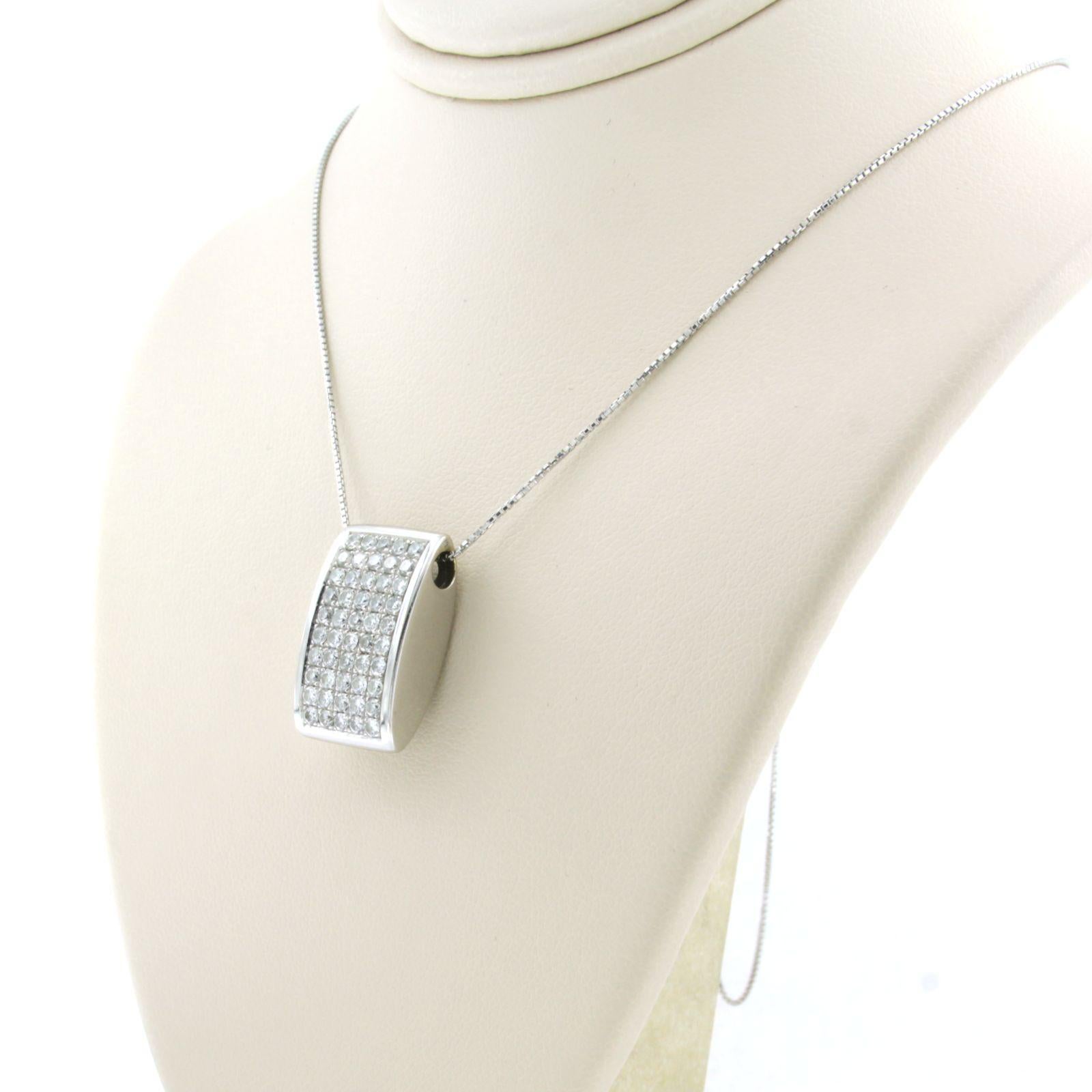 Collier et pendentif en or blanc 18k avec des diamants taille brillant jusqu'à. 1.00ct Pour femmes en vente