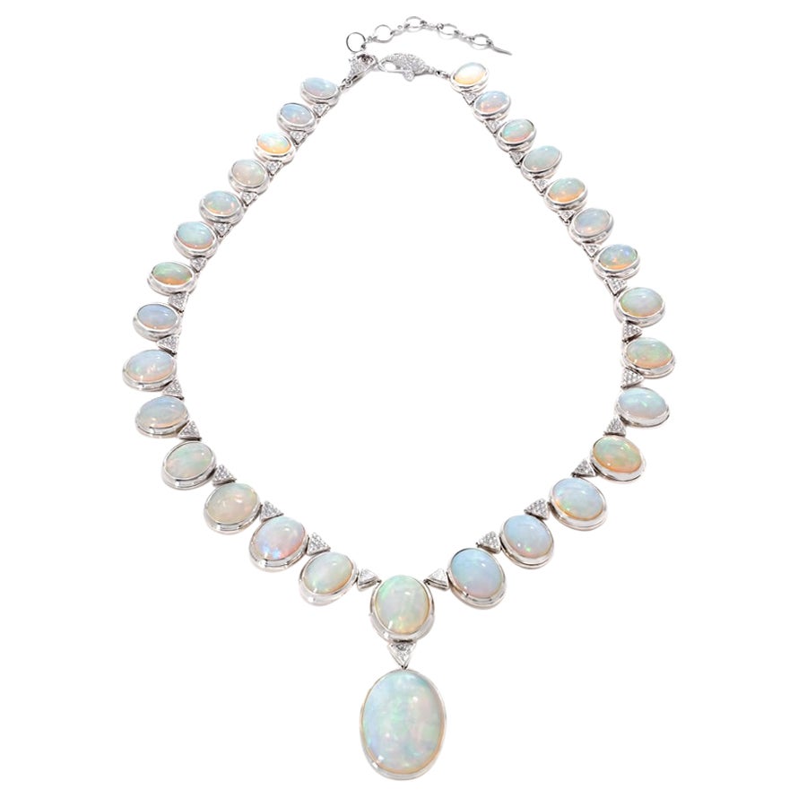 Collana in oro bianco 18K con opali etiopi e diamanti da 133,13 carati in vendita