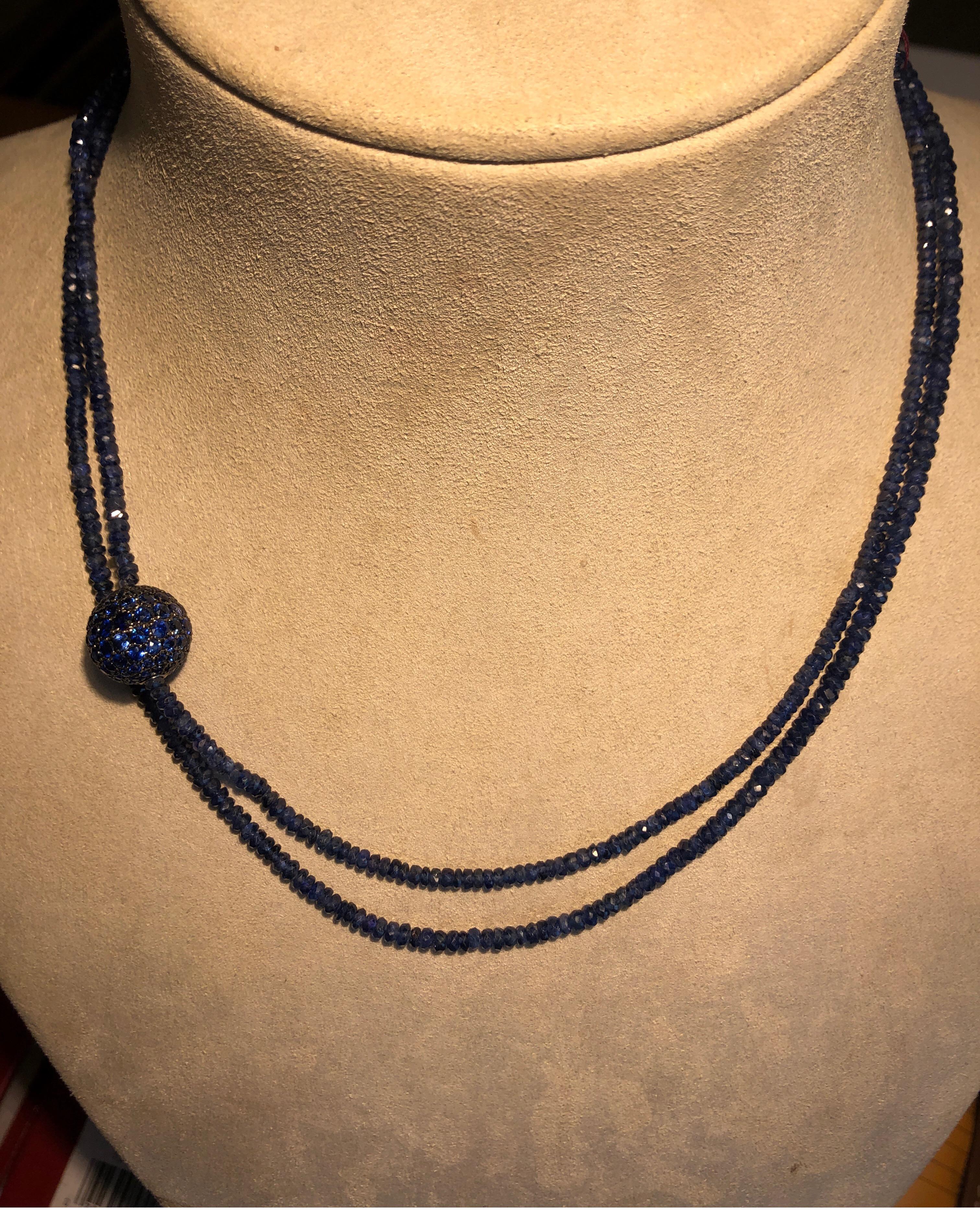 collier en or blanc 18 carats avec des perles de saphir bleu brut et une boule décorative de saphir bleu de 13 mm, peut être porté long ou doublé, 38 pouces de long.
Dernier prix de vente 8000