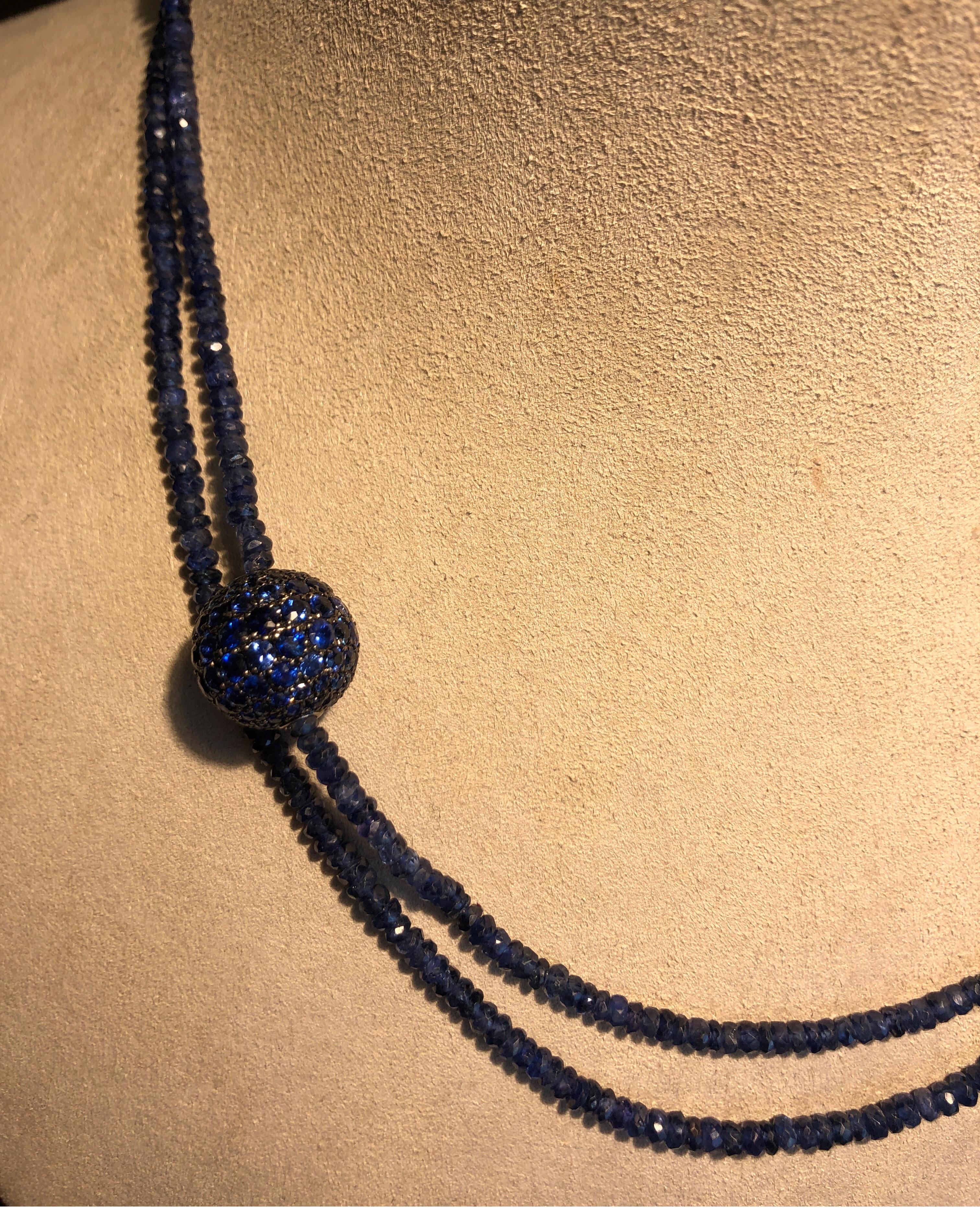 Contemporain Collier en or blanc 18 carats avec perles de saphir bleu et boule de saphir bleu en vente