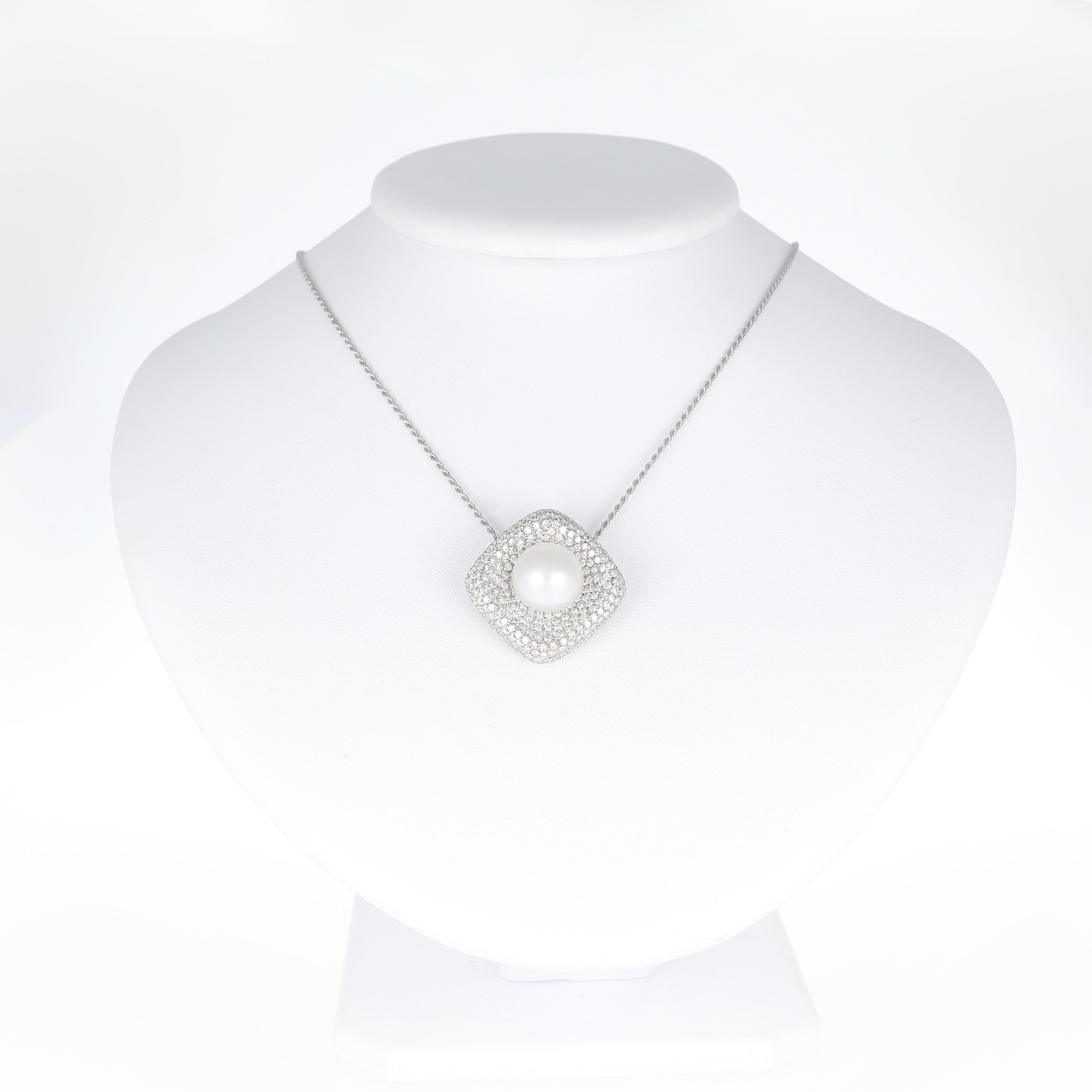 Taglio brillante Collana in oro bianco 18K con ciondolo a cuscino con pavé di diamanti e perla centrale in vendita