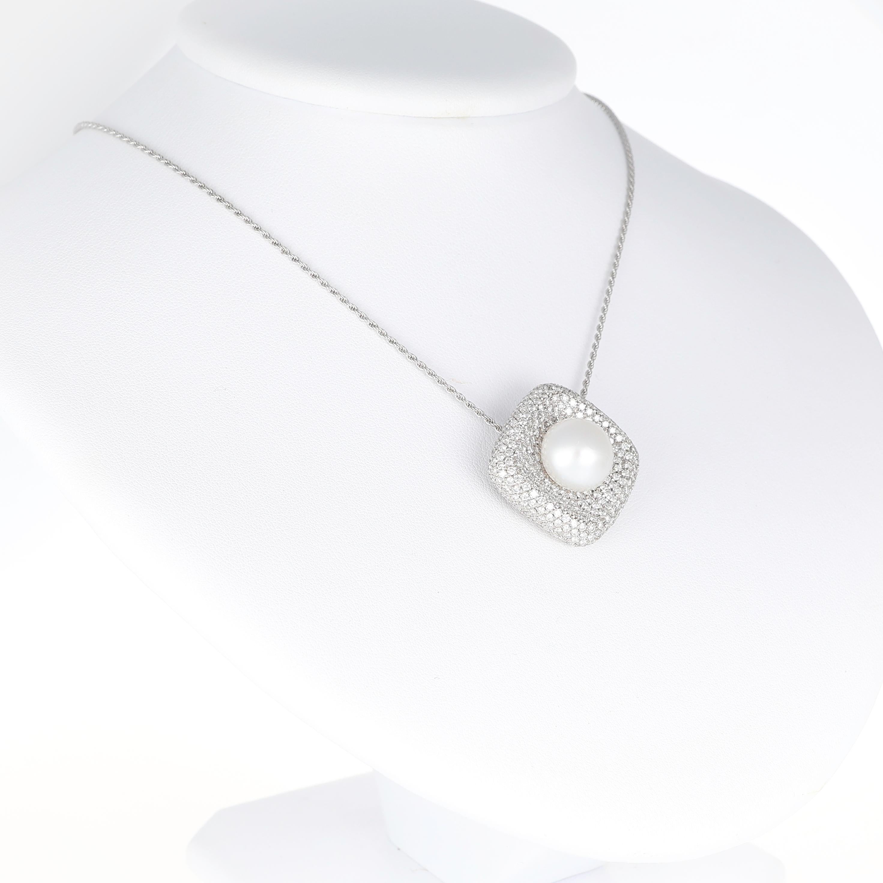Collana in oro bianco 18K con ciondolo a cuscino con pavé di diamanti e perla centrale In condizioni Nuovo in vendita a Bergamo, BG