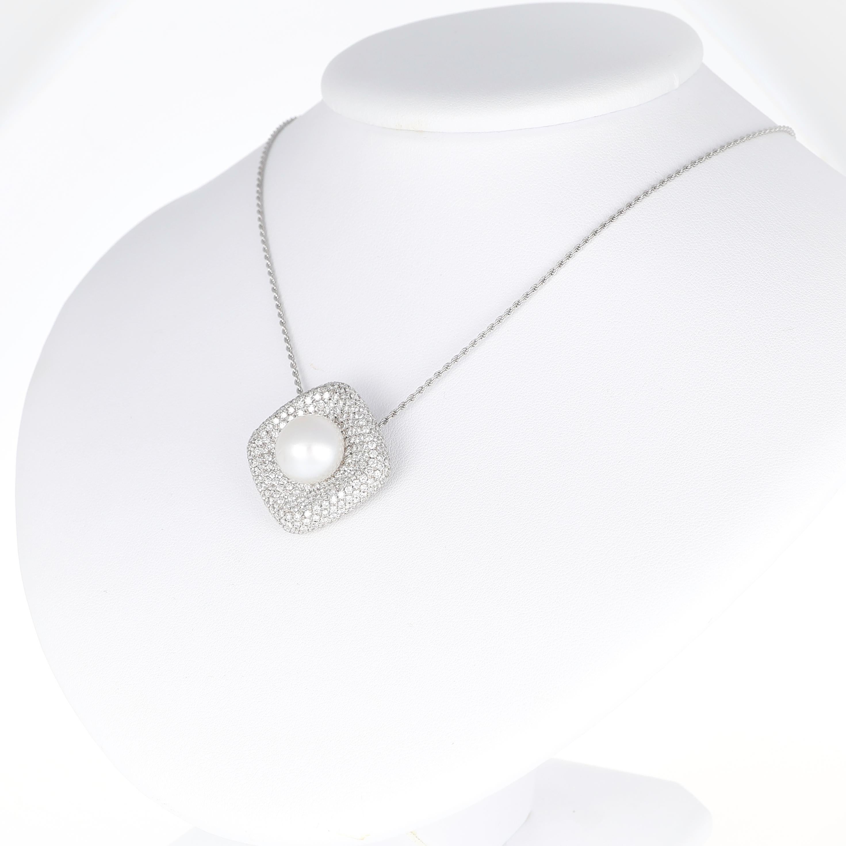 da uomo o donna Collana in oro bianco 18K con ciondolo a cuscino con pavé di diamanti e perla centrale in vendita