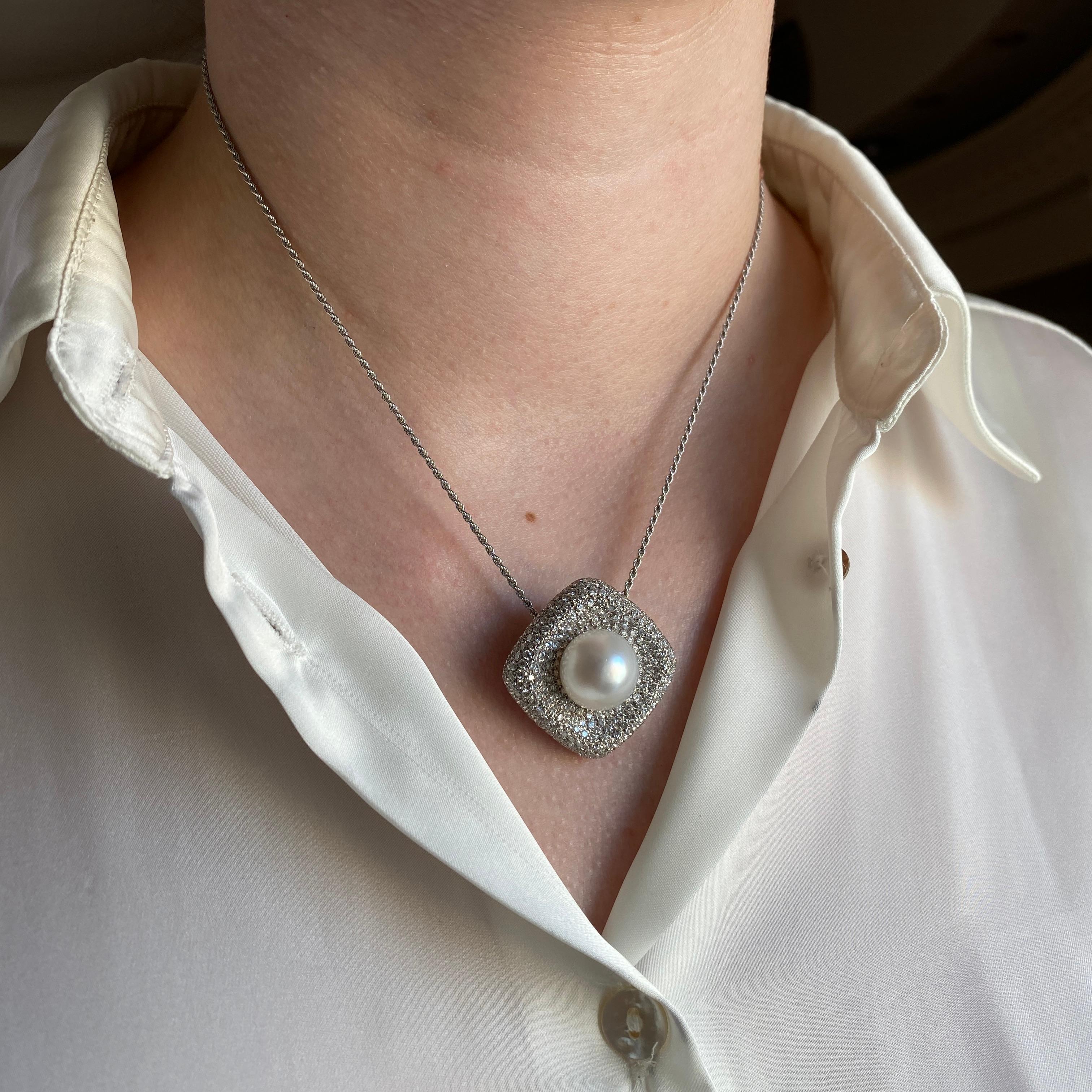 Collana in oro bianco 18K con ciondolo a cuscino con pavé di diamanti e perla centrale in vendita 2