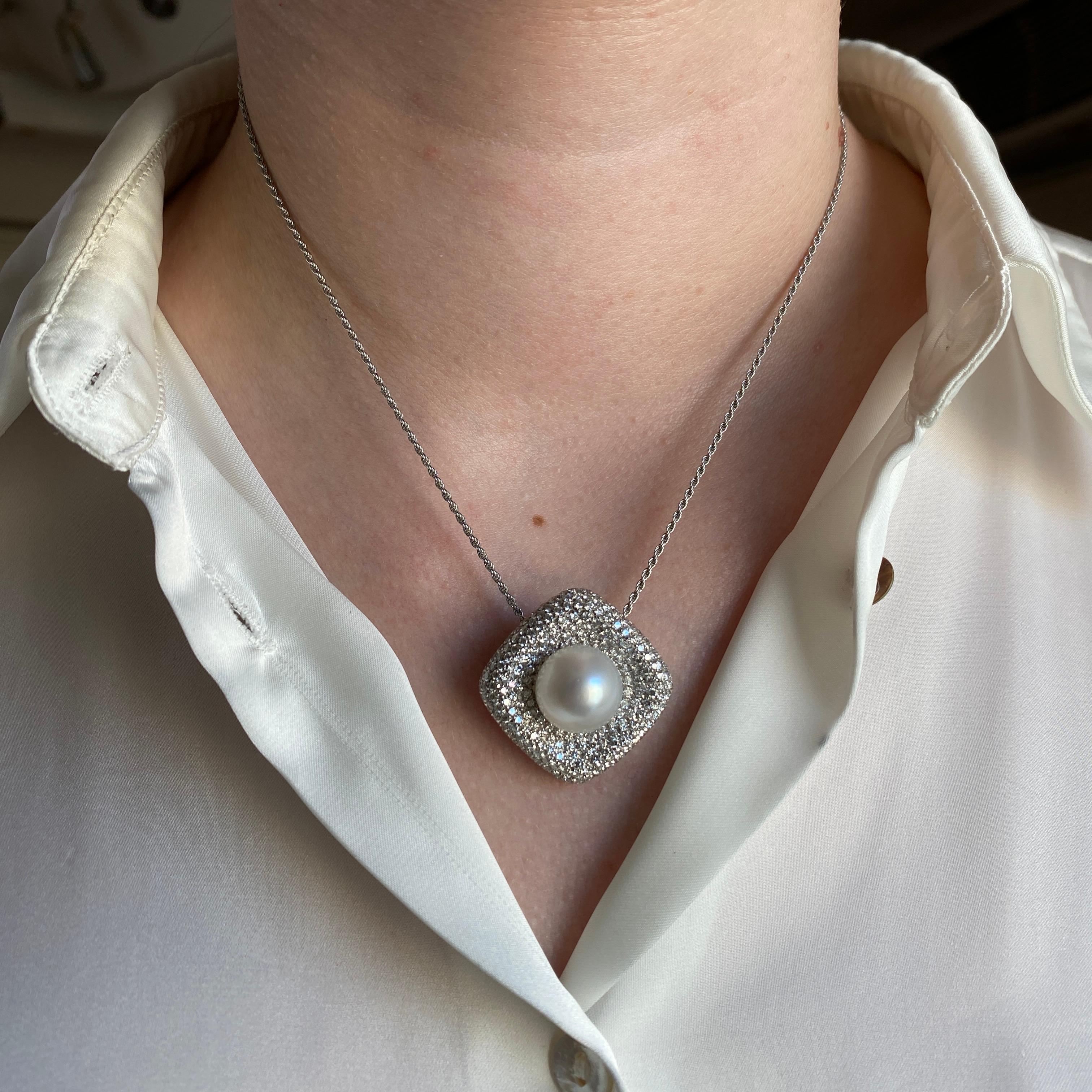 Collana in oro bianco 18K con ciondolo a cuscino con pavé di diamanti e perla centrale in vendita 3