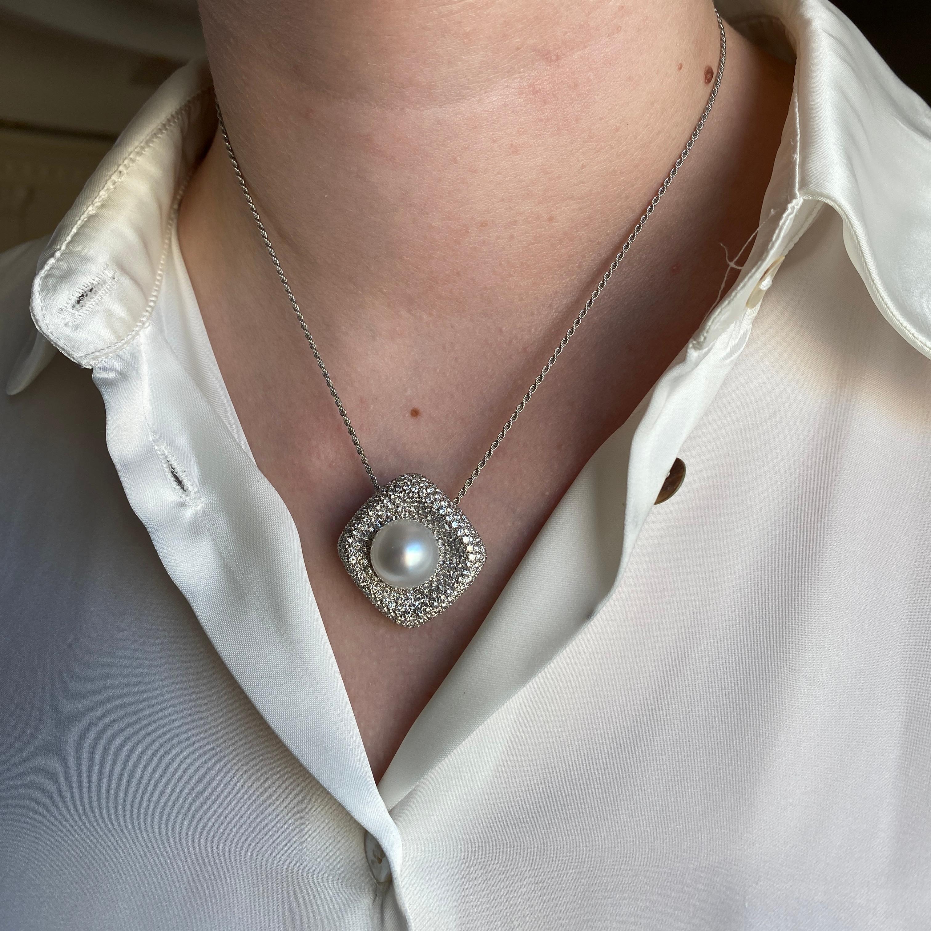Collana in oro bianco 18K con ciondolo a cuscino con pavé di diamanti e perla centrale in vendita 4