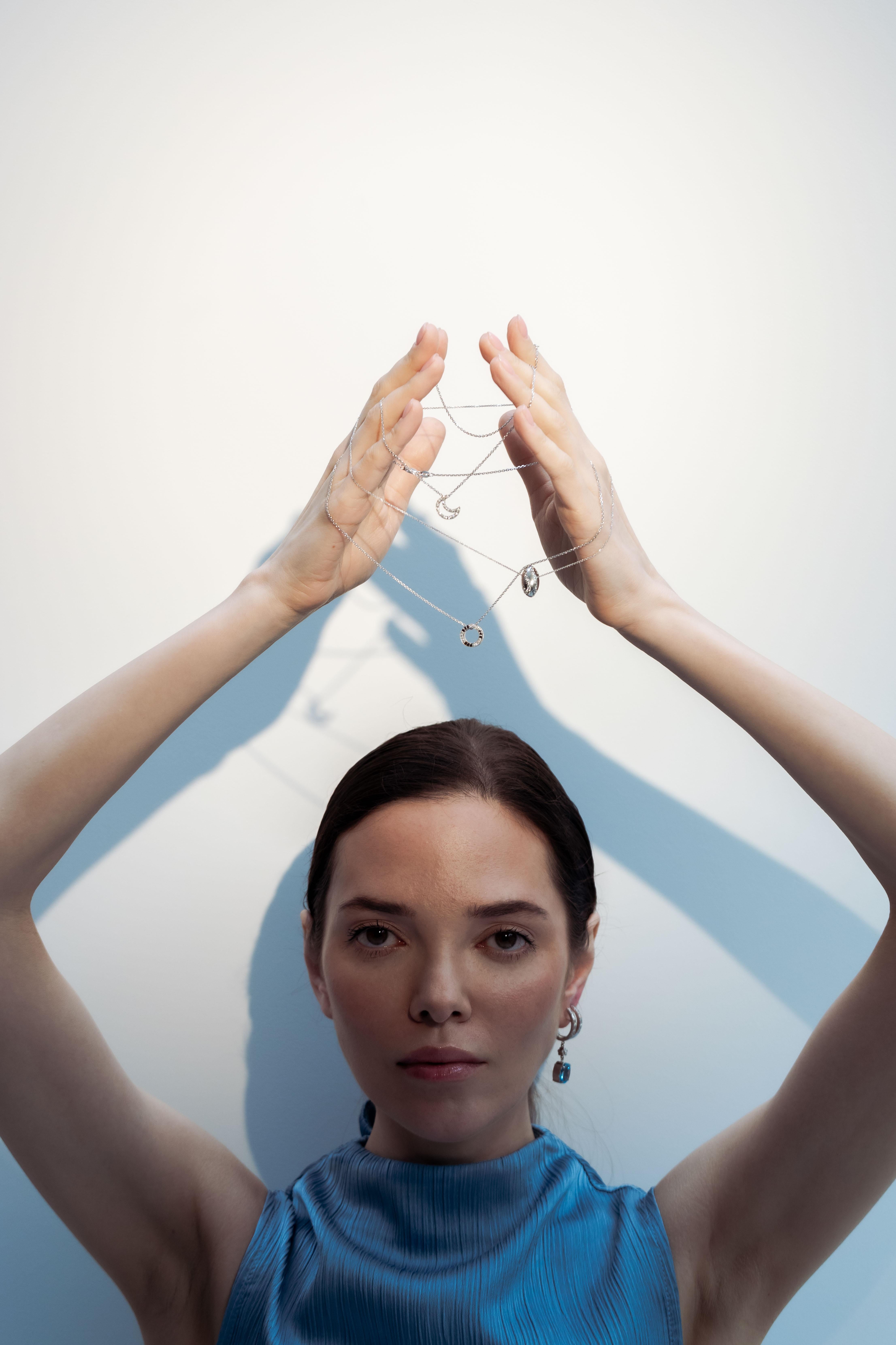 . Questa collana è realizzata in oro bianco a 18 carati con un ciondolo a forma di 