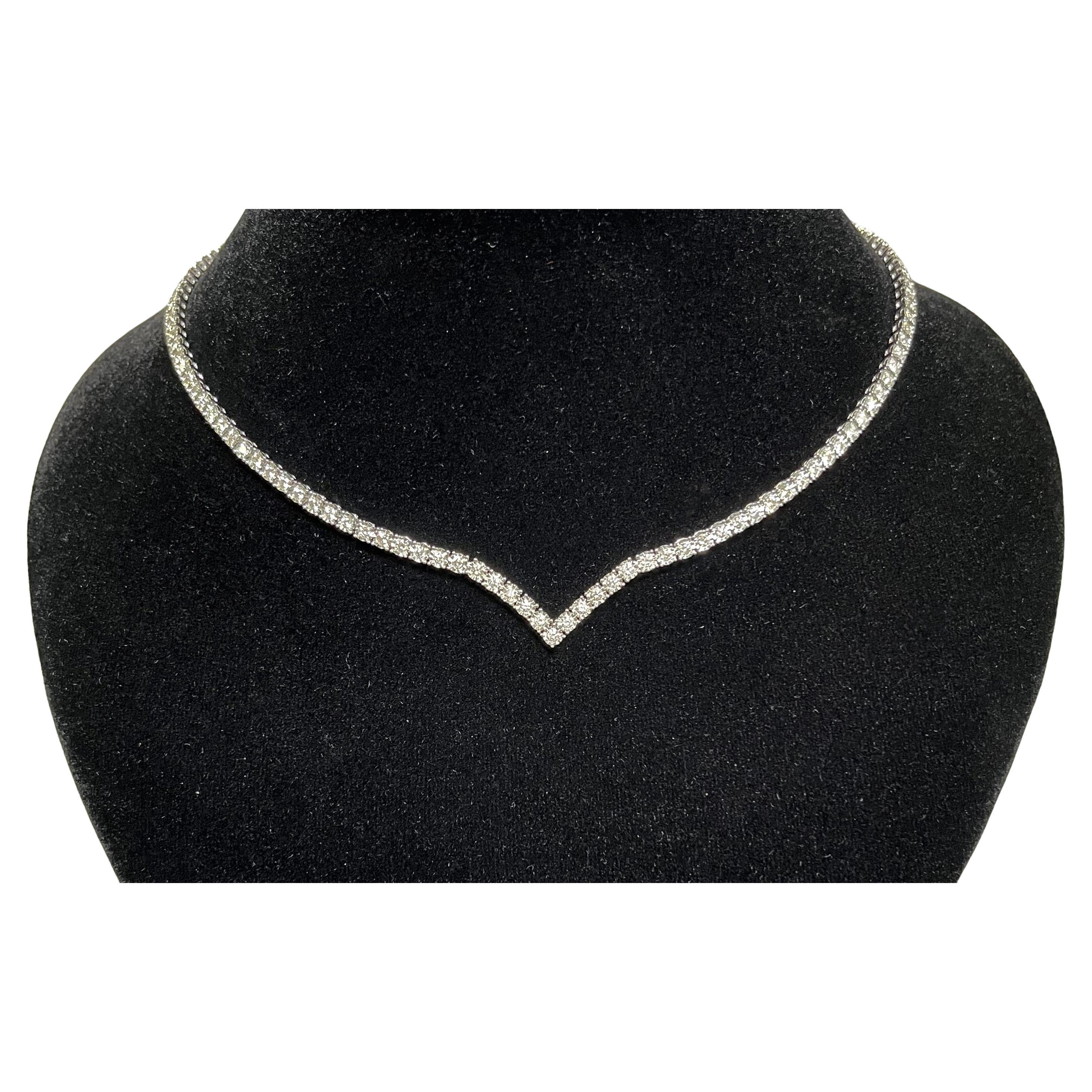18K White Gold Necklace with Diamonds For Sale