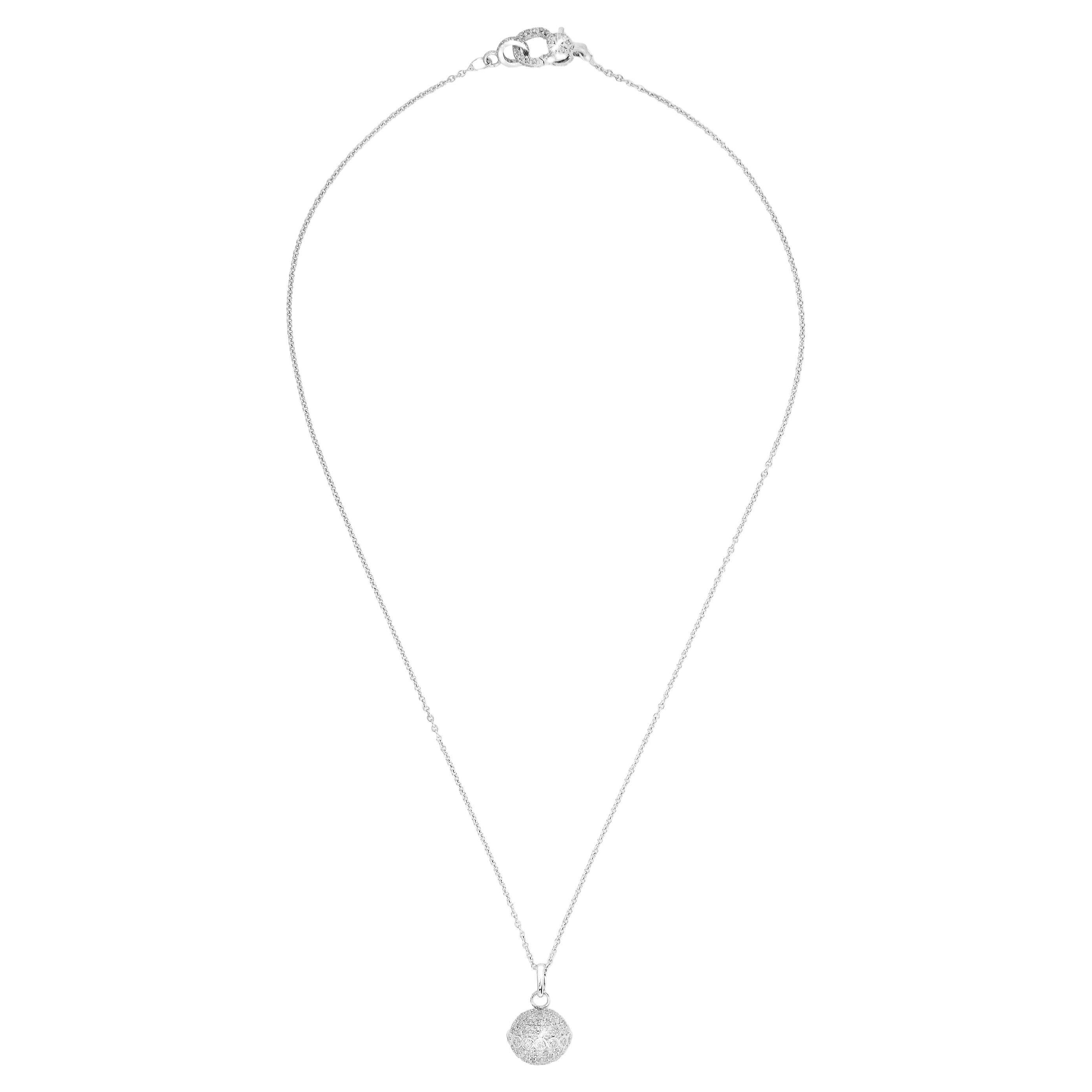 Questa collana in WG 18k mette in mostra un grande globo di diamanti con un'ampia cintura con taglio a brillante e una chiusura incrociata con diamanti su due lati. Progettata per l'eleganza, questa collana leggera e delicata può essere facilmente