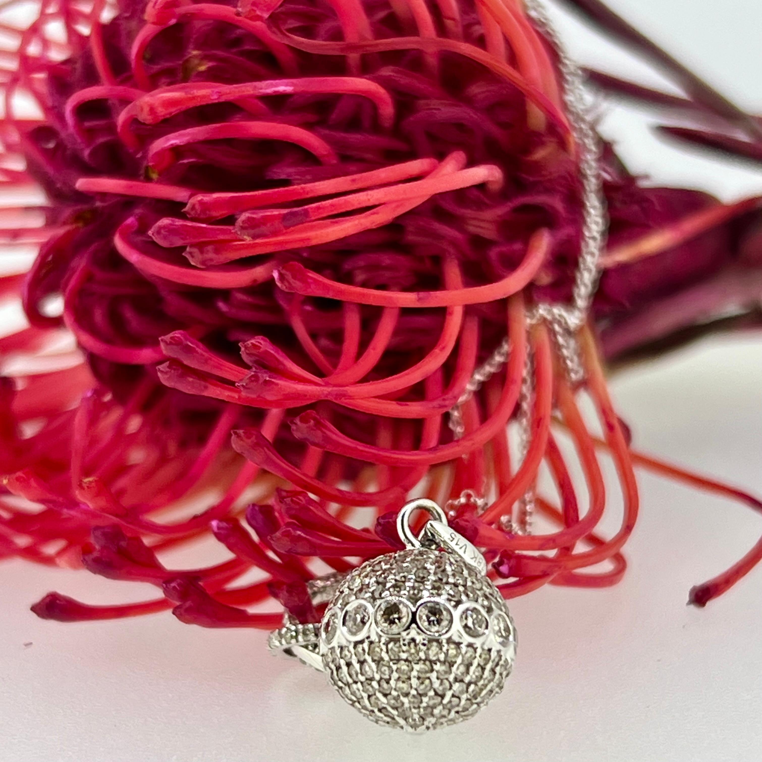 Collana in oro bianco 18 carati con ciondolo grande tempestato di diamanti e chiusura a moschettone In condizioni Nuovo in vendita a Boostedt, DE