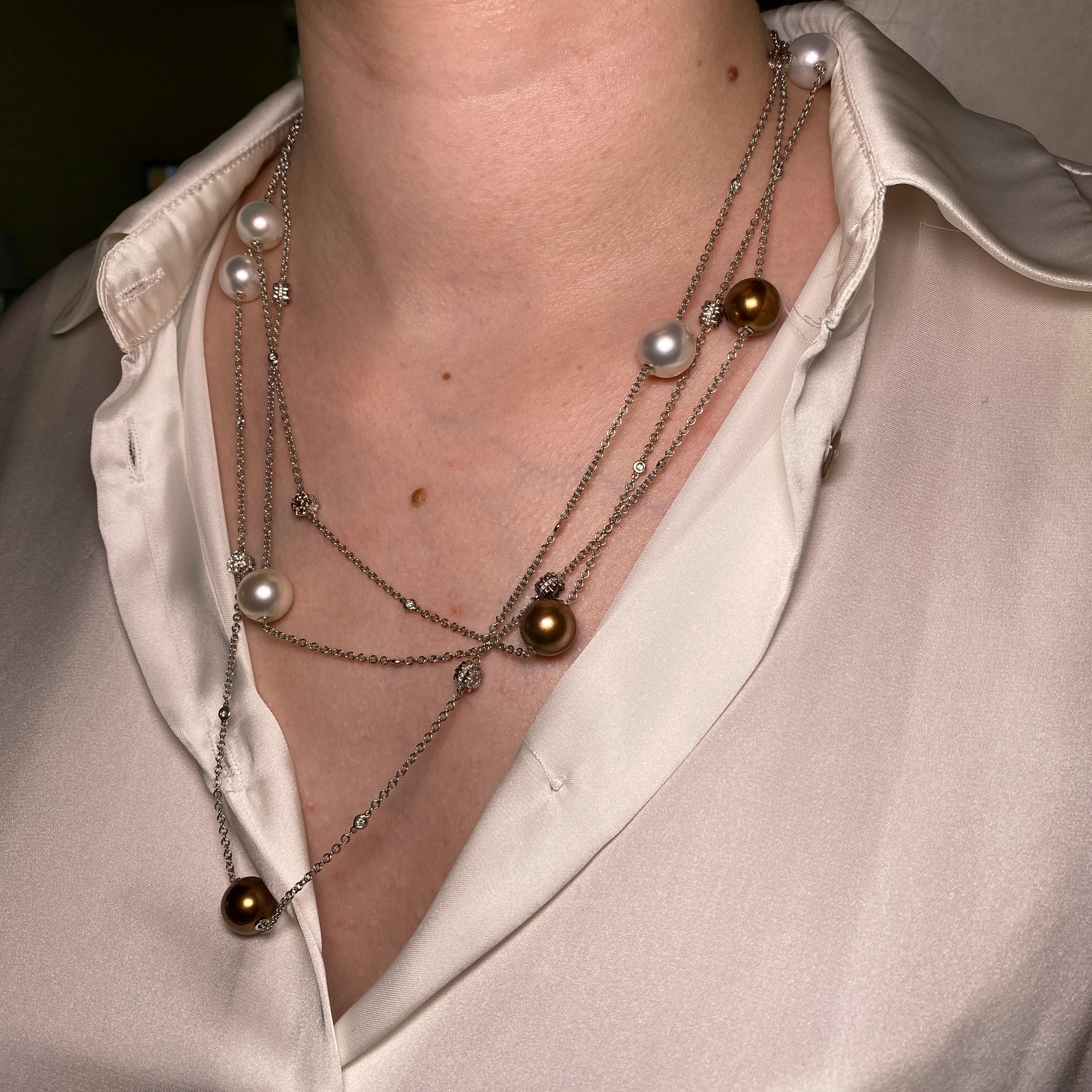 Collana in oro bianco 18K con perle bianche e marroni, fiori di diamante e Brillie in vendita 5