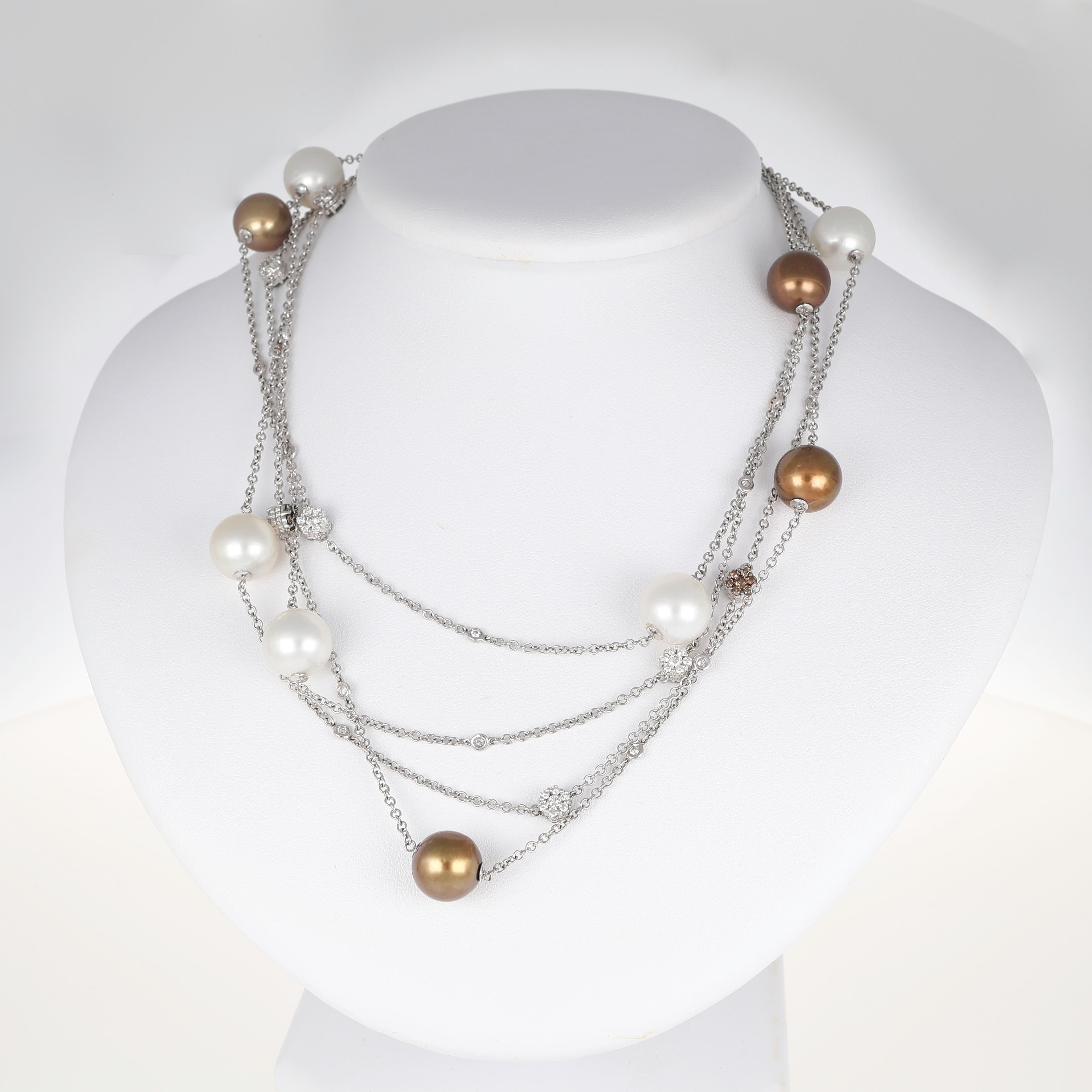 Raffinata espressione di eleganza, questa collana in oro bianco 18 carati presenta uno squisito gioco di perle bianche e marroni, delicatamente disposte su più fili. La composizione è arricchita da diamanti a taglio brillante e accenti floreali di
